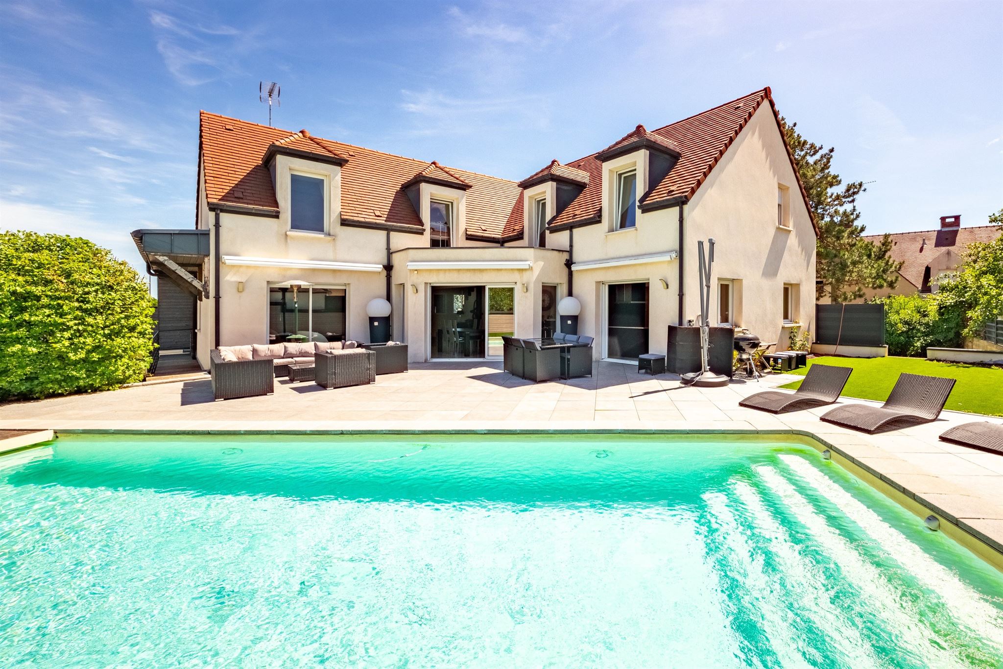 RARE  SUR SECTEUR PRISE - CONTEMPORAINE FAMILIALE AVEC PISCINE - AUX PORTES DE DIJON