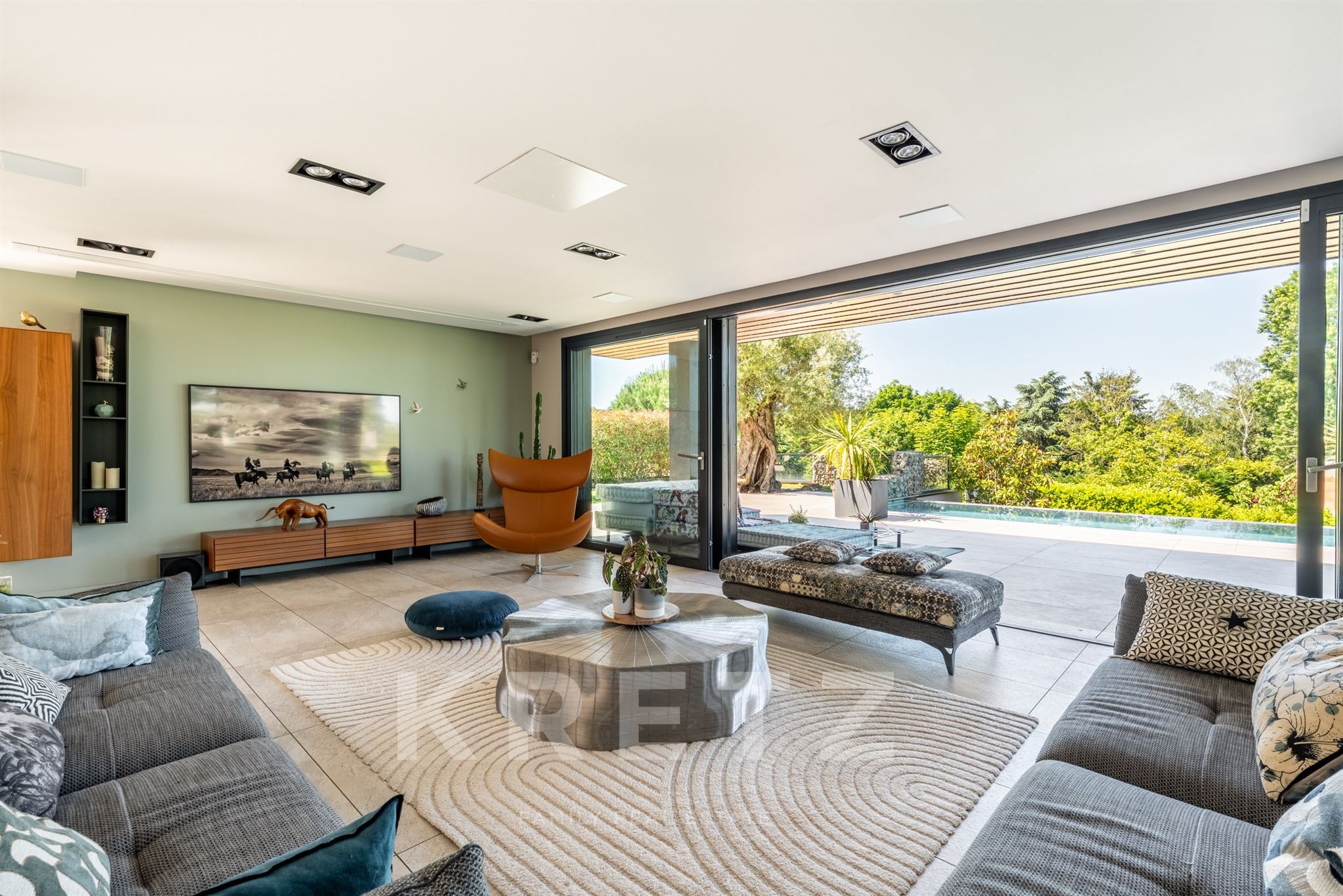 Superb Contemporary Villa in a Private and Secure Estate