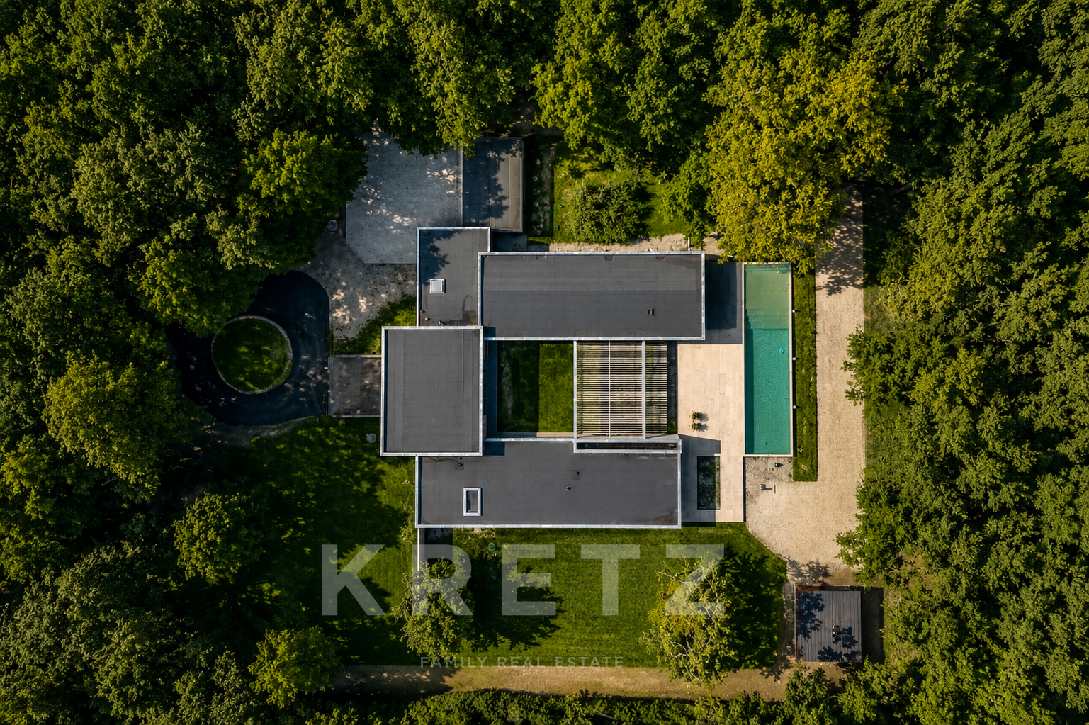 Villa d’architecte d'exception de 405 m² au cœur d’une clairière de chênes, calme absolu