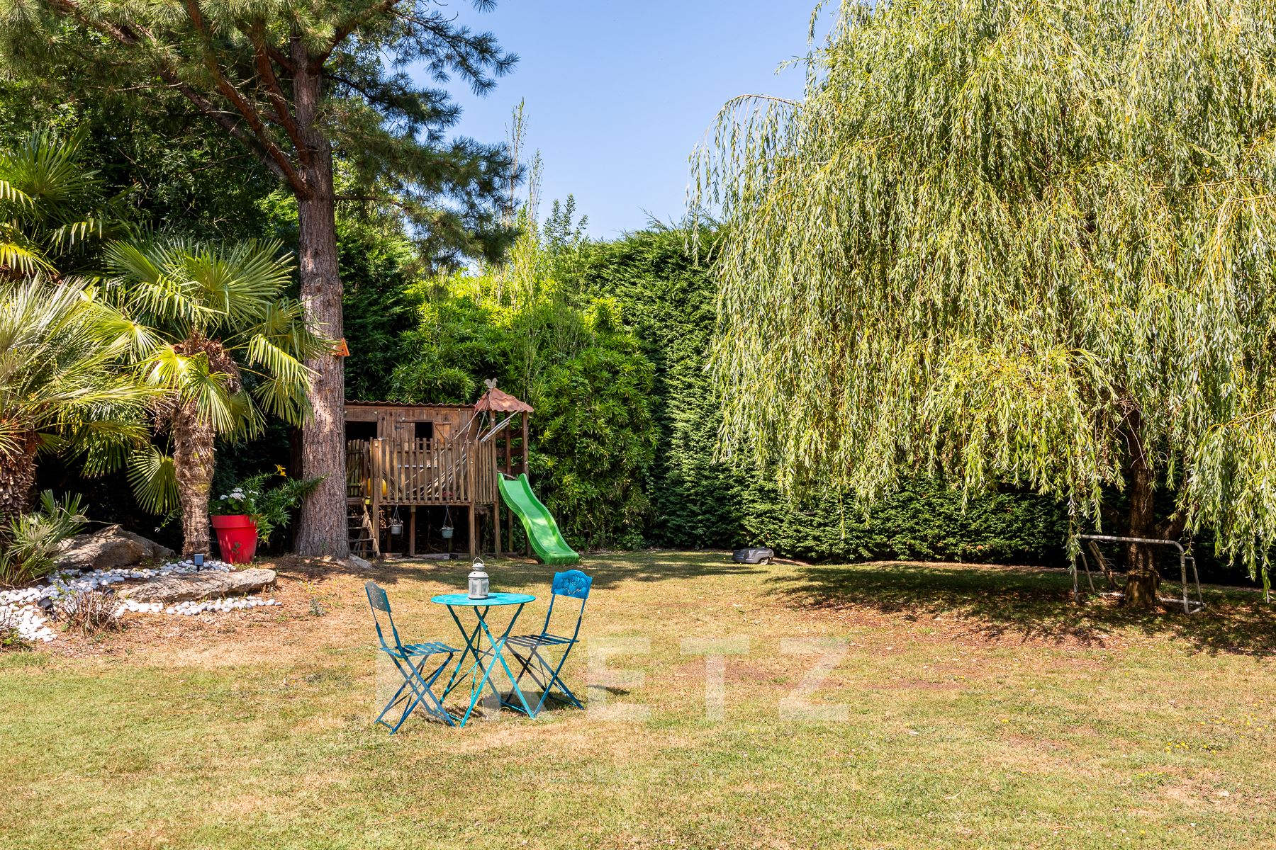 Nantes - Les Sorinières. 196m2 house in the heart of a wooded garden with swimming pool.