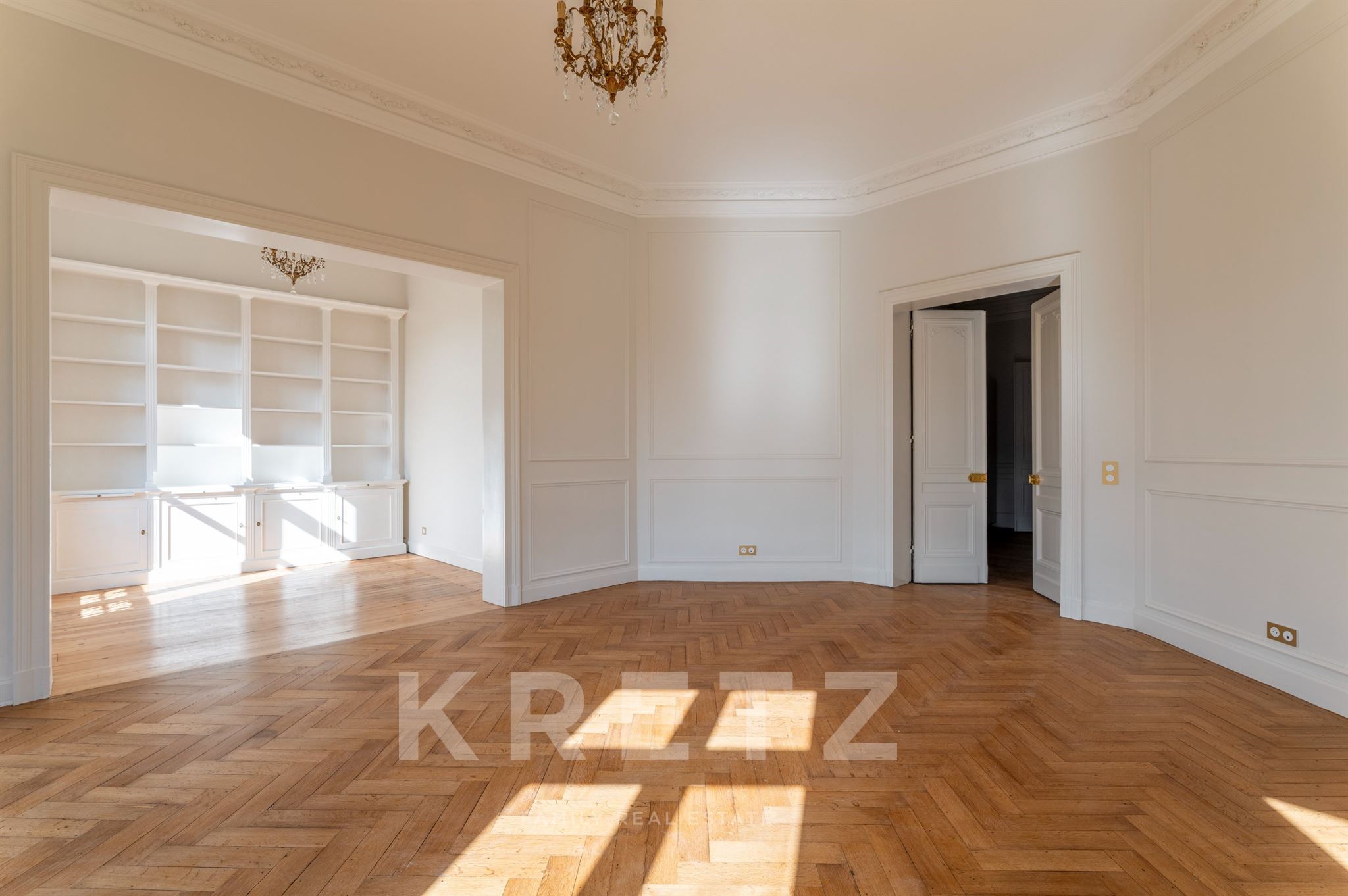 Bordeaux – Golden Triangle – Renovated 3-bedroom flat with parking spaces