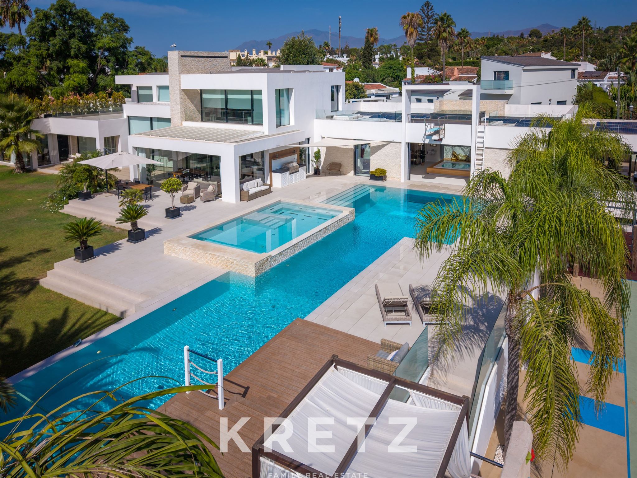 Excecional villa contemporânea com casa de hóspedes e comodidades de resort em El Paraíso