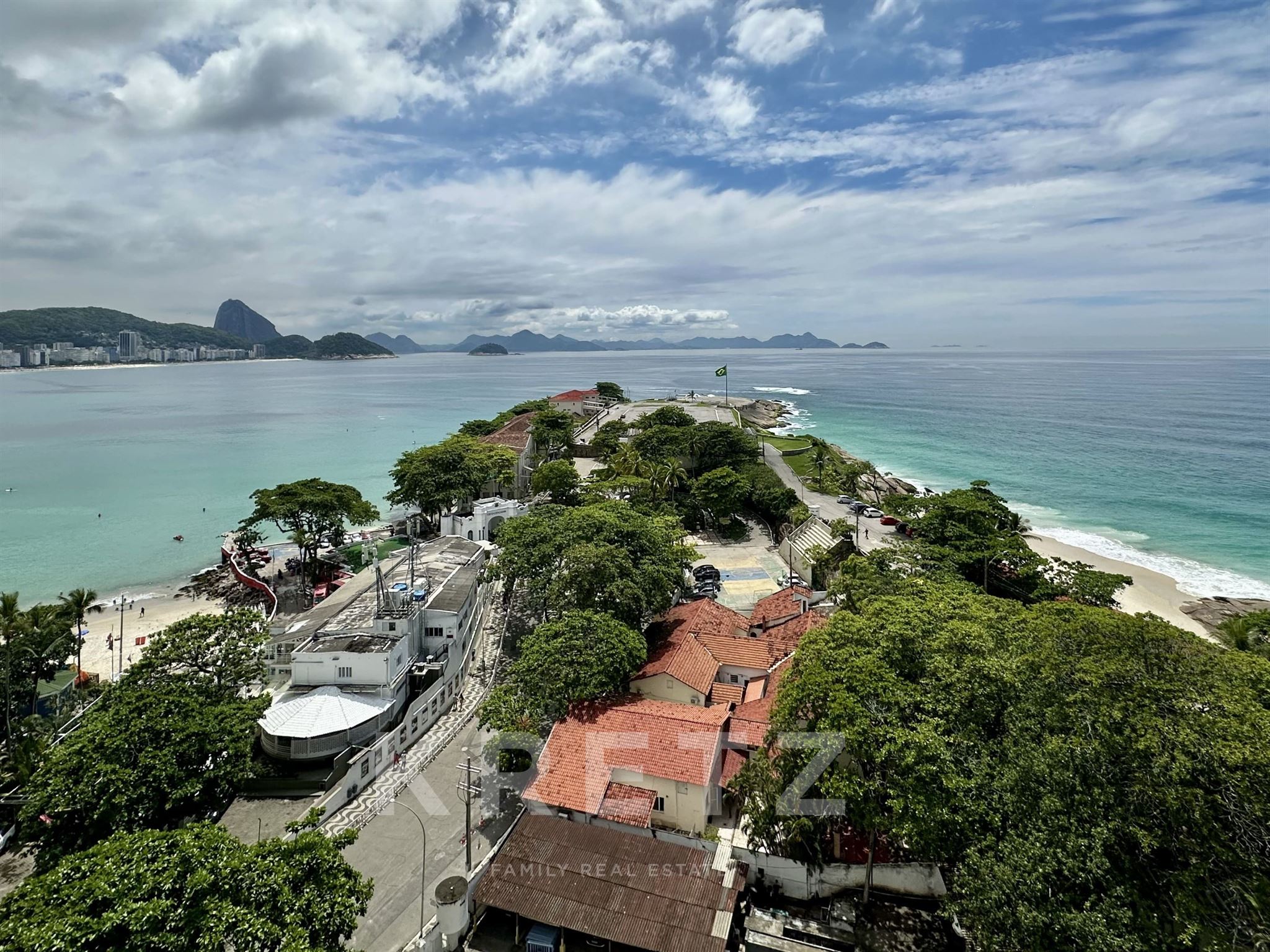 Renovated flat with terrace and view in Arpoador.