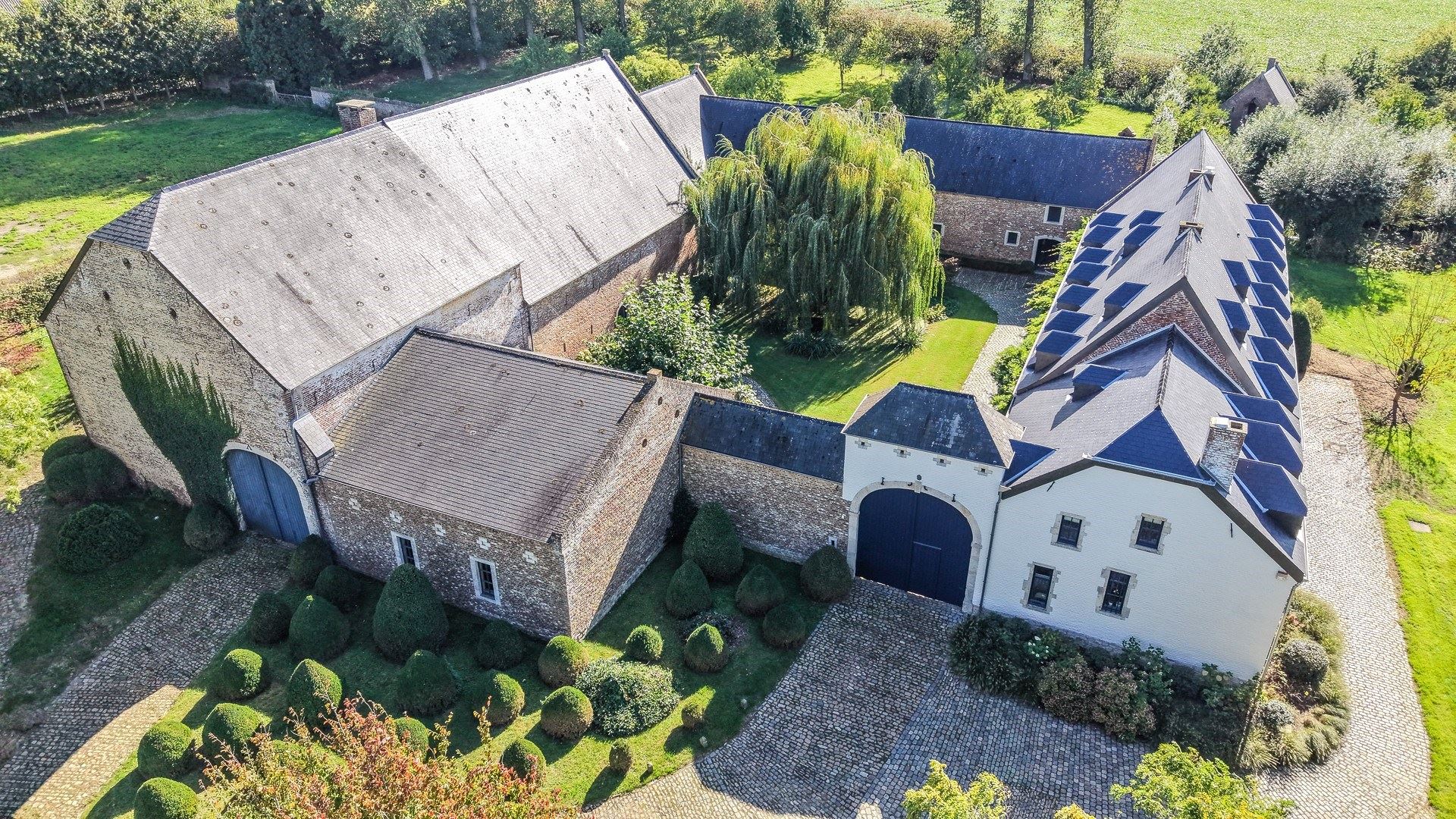 Ferme en carré exceptionnelle dans un cadre de vie unique à Longueville