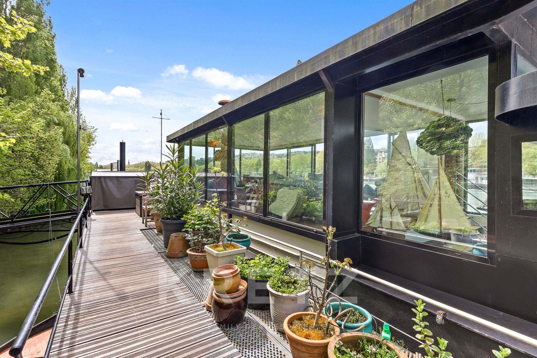 Elegant Renovated Freycinet Barge with Panoramic Views on the Seine