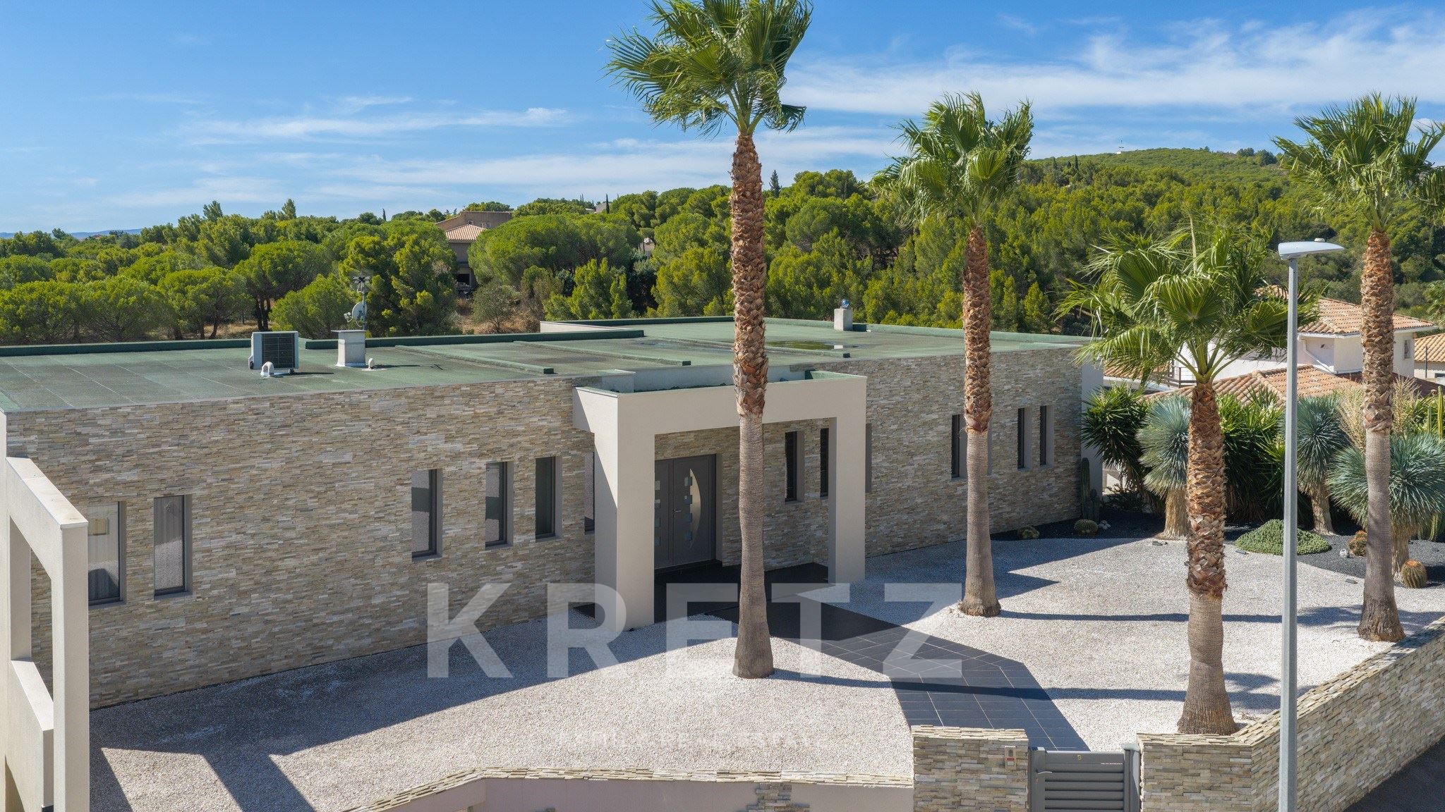 CONTEMPORARY VILLA OF EXCEPTIONAL STANDING — PANORAMIC VIEWS OVER THE BAGES LAGOON
