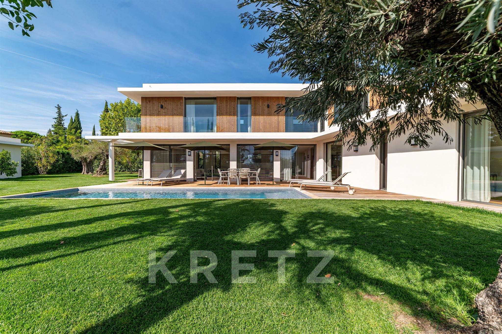MAISON D'ARCHITECTE  AVEC PISCINE ET VUE DÉGAGÉE