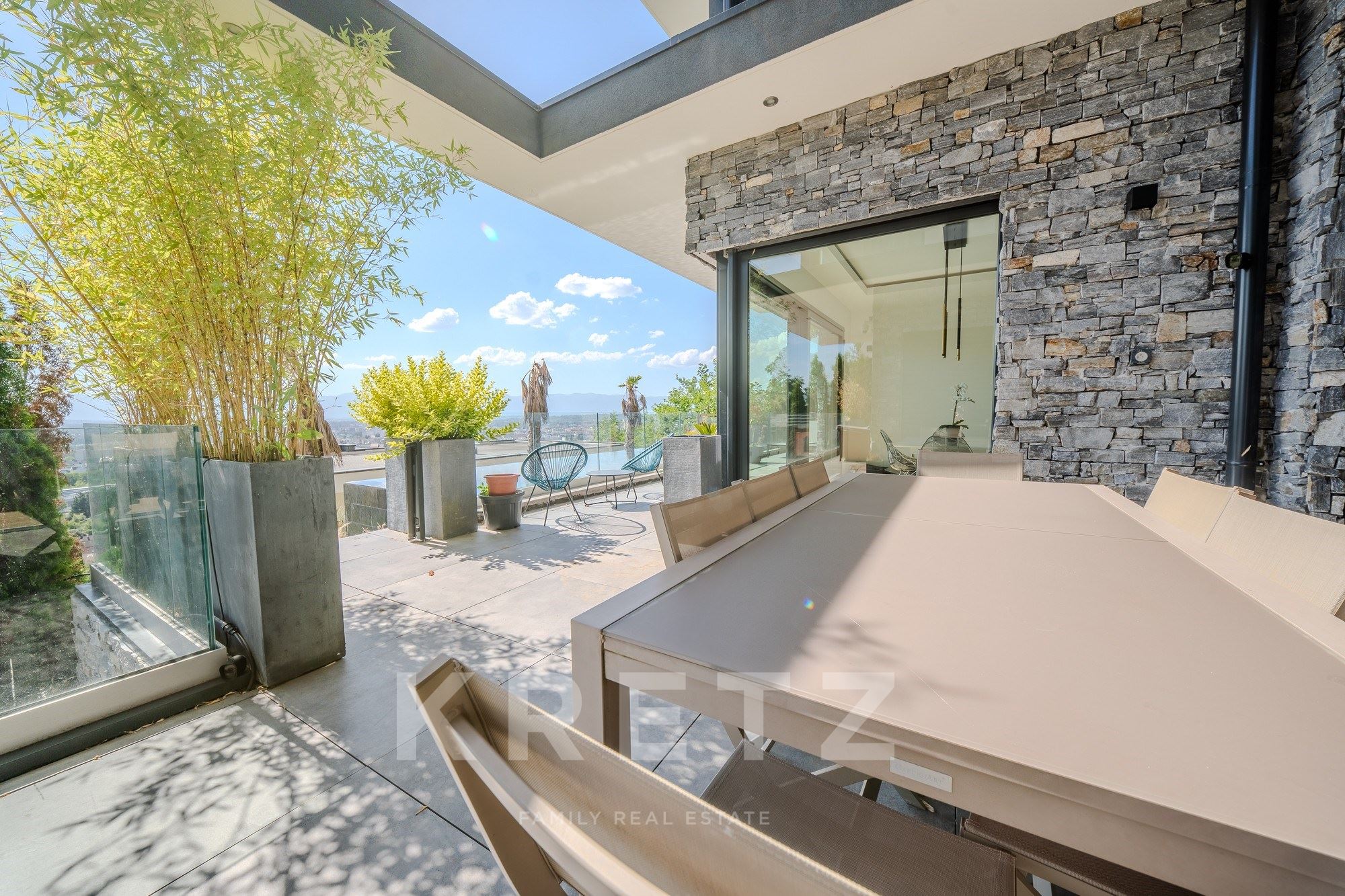 VÉTRAZ-MONTHOUX – VILLA PRESTIGE VUE GENÈVE & PISCINE À DÉBORDEMENT