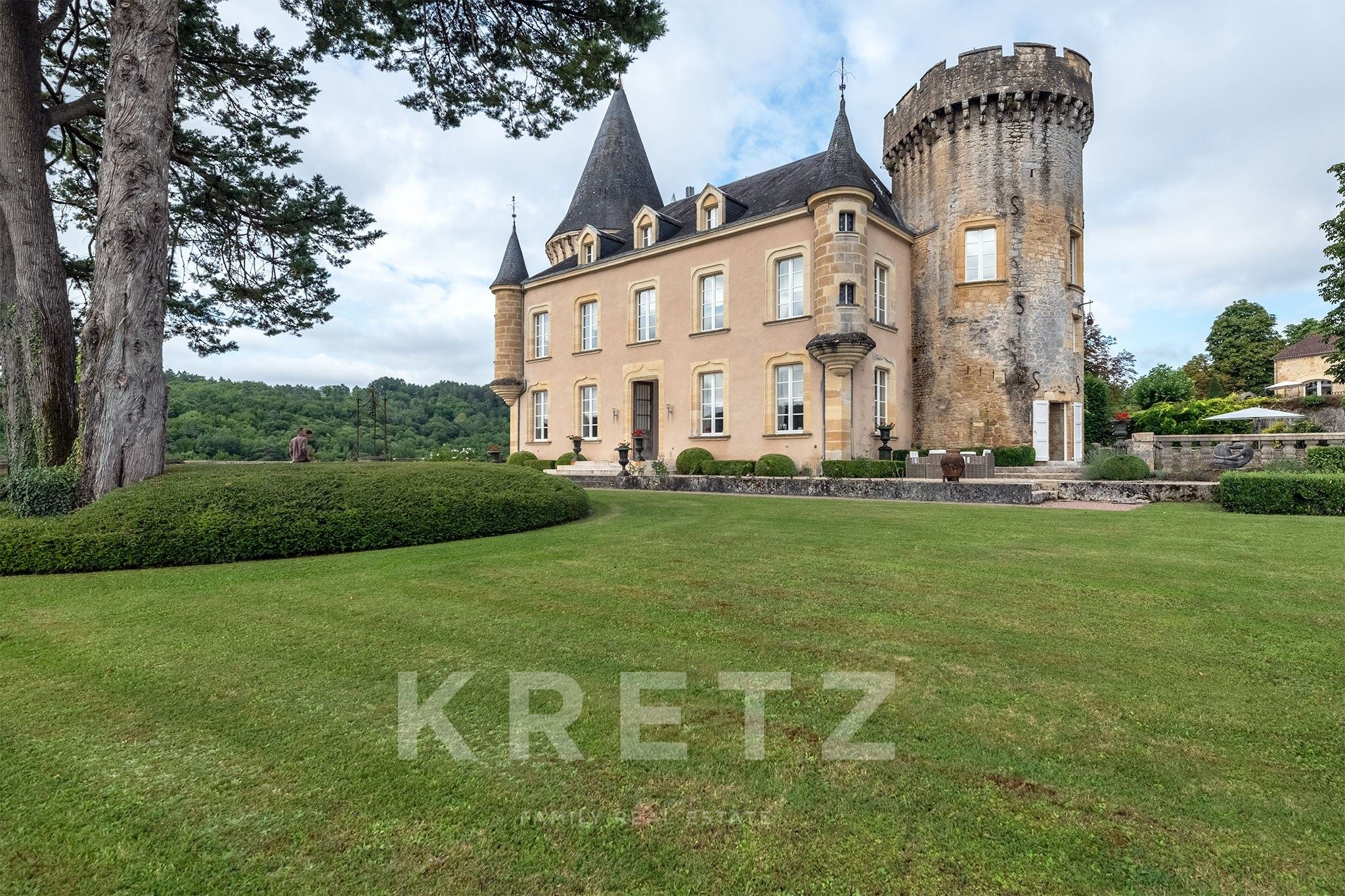 Château and its 7 residences offering 2,700 m² of living space at the heart of 60 hectares