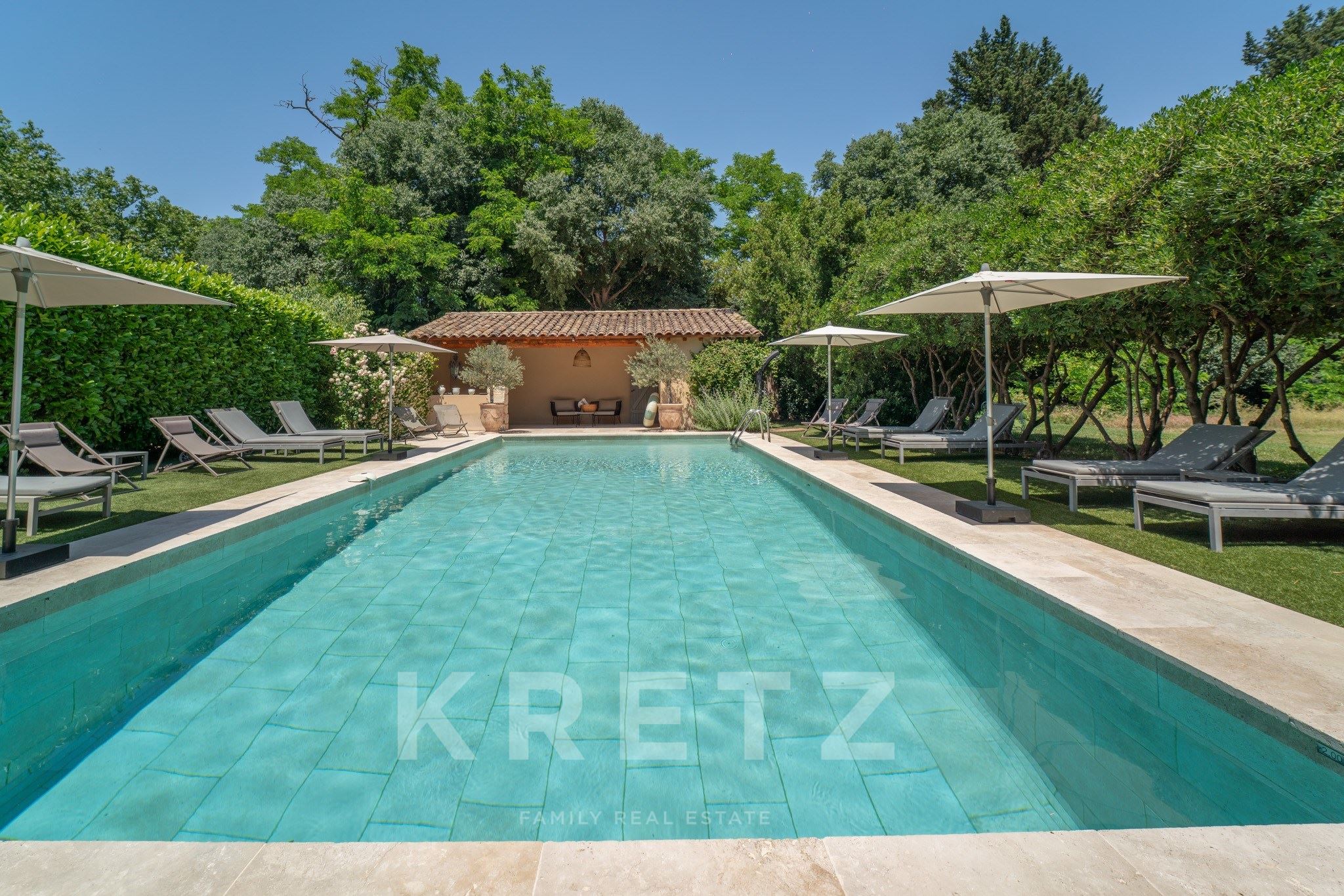 Exceptional provencal estate in Avignon – 585 sqm farmhouse with 8 suites, swimming pool and private