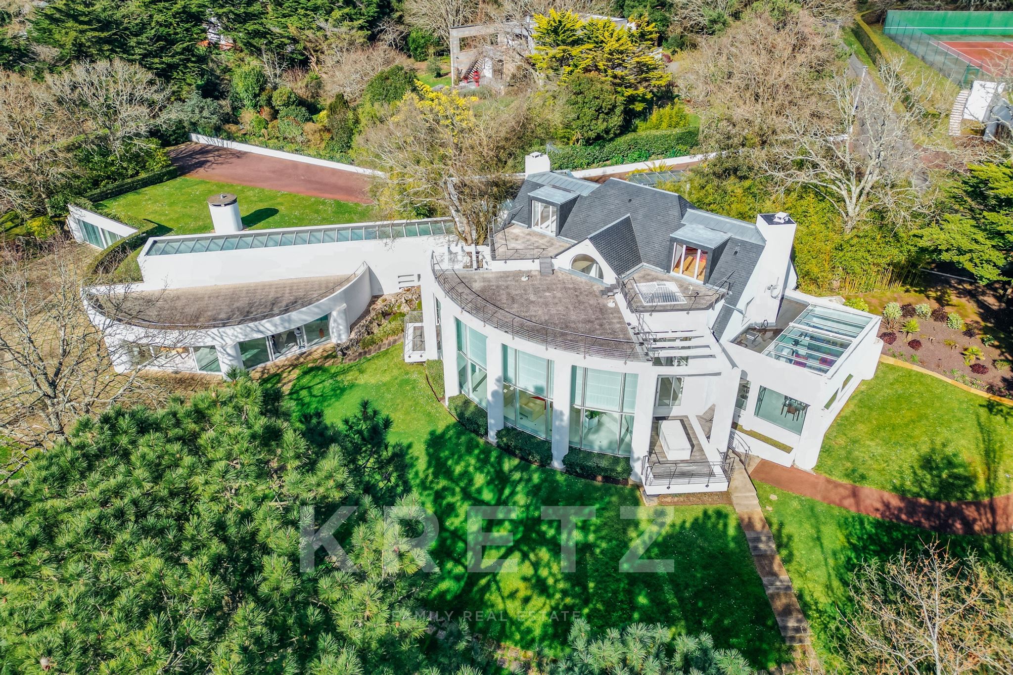 Prestigieuse Demeure Contemporaine de 872 m² sur un Domaine Boisé de Plus d’1 Hectare