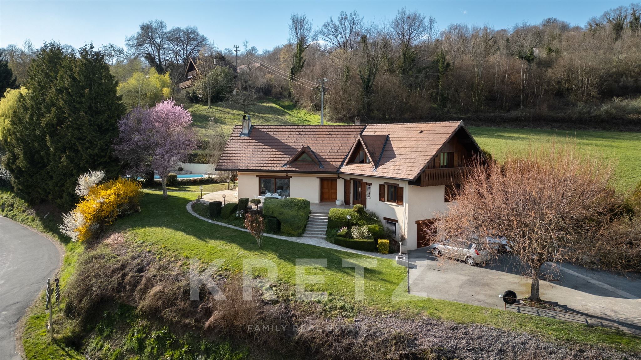 Propriété dominante avec piscine, vue dent du chat magnifique
