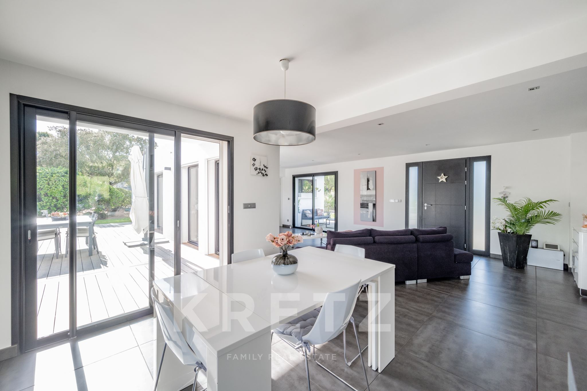 10 minutes from Porto Vecchio, contemporary architect-designed house for sale