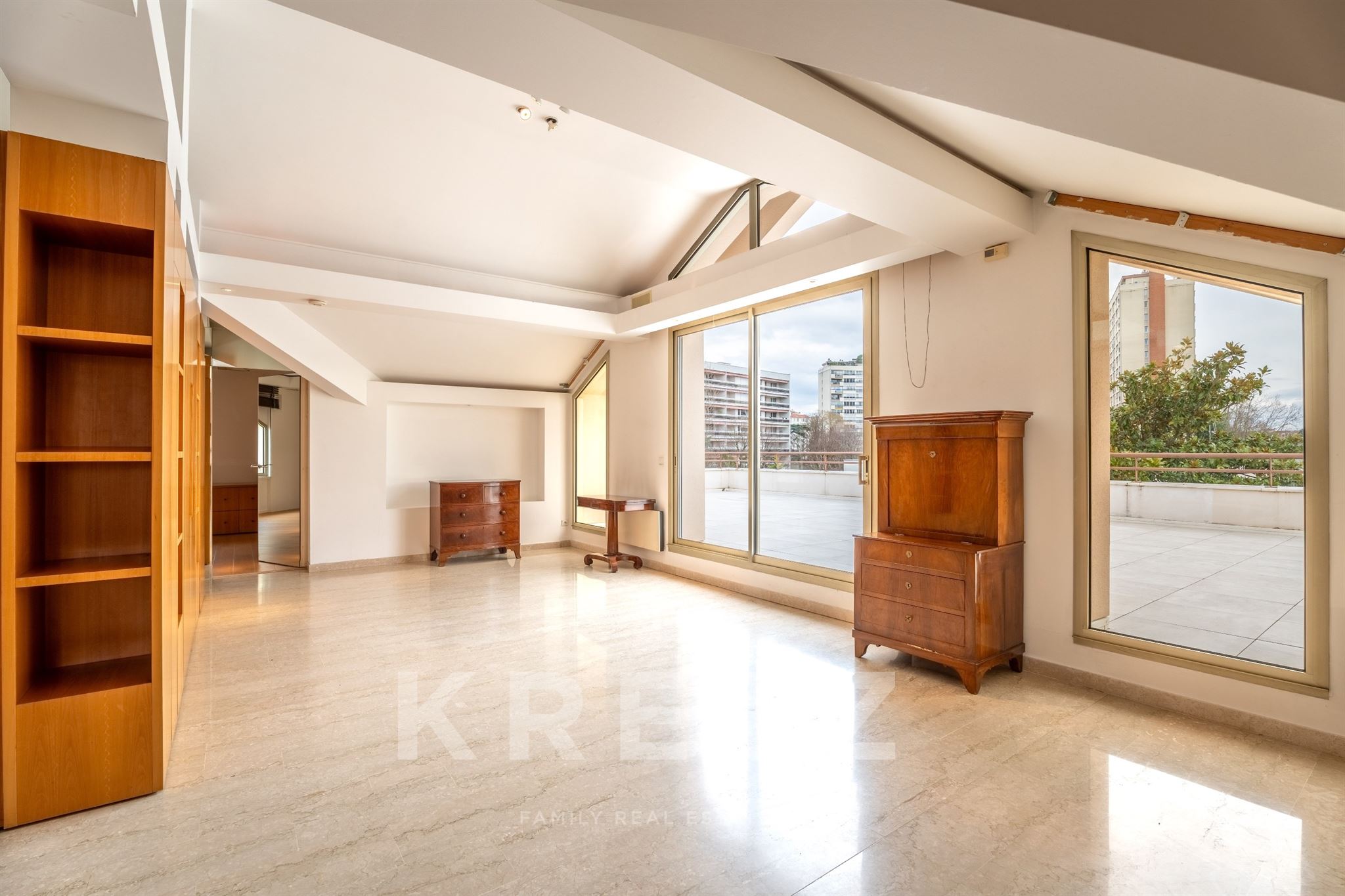 Top-Floor Apartment with 180° Terrace