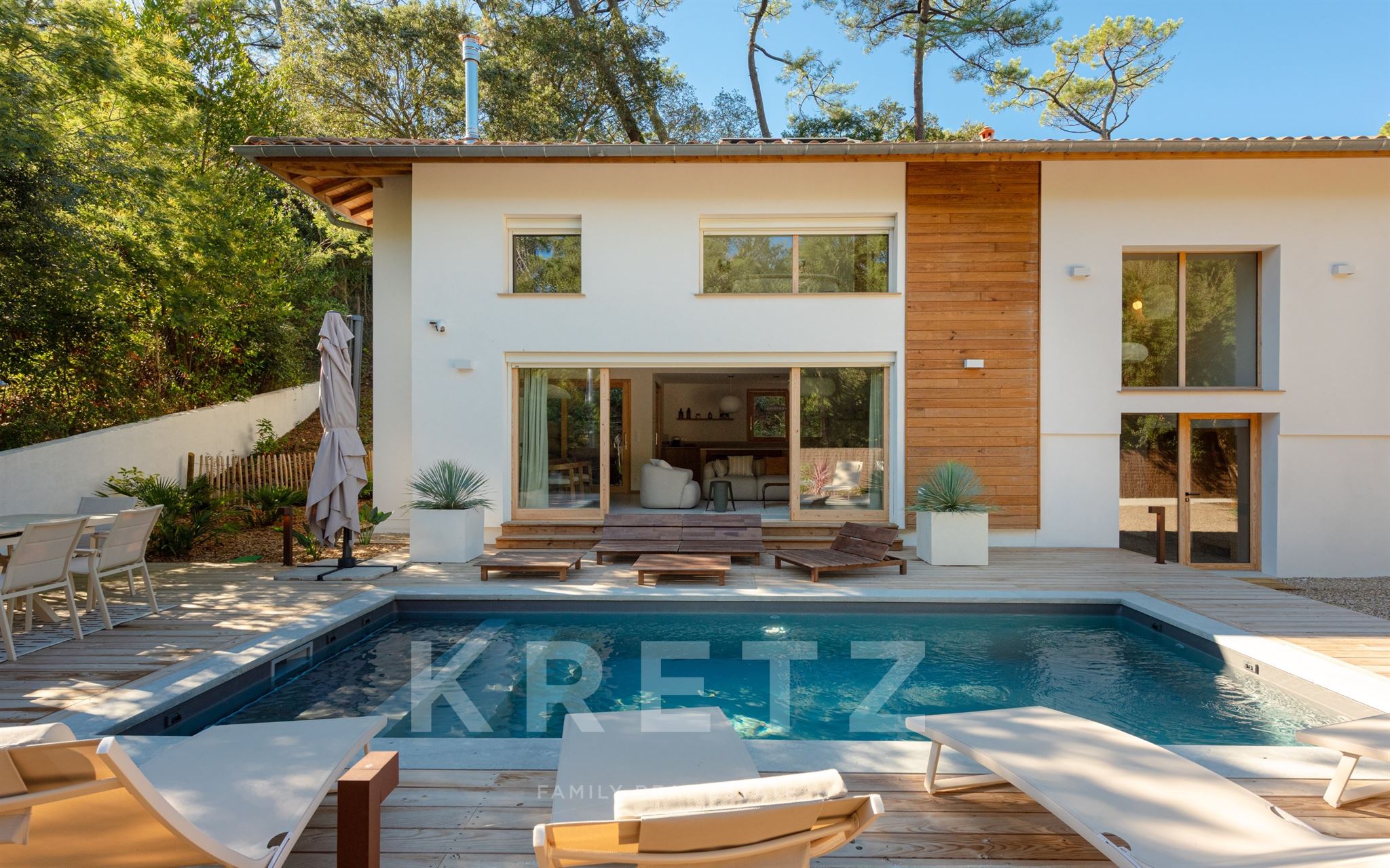 HOSSEGOR - Entre lac et océan, villa d’architecte de 5 chambres avec piscine, classée DPE B, vendue meublée