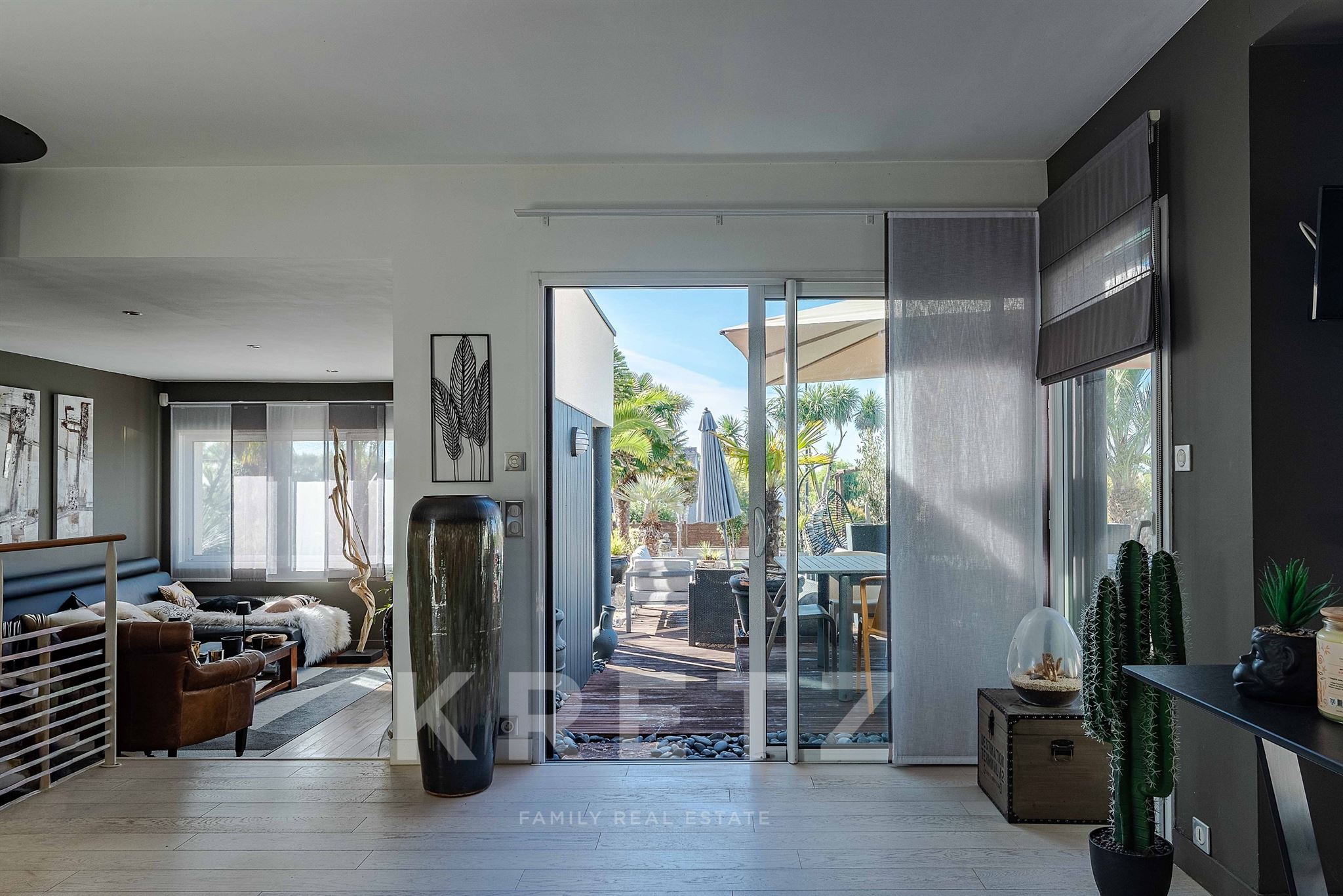 Contemporaine d'exception, piscine chauffée et 1970 m2 de terrain paysager