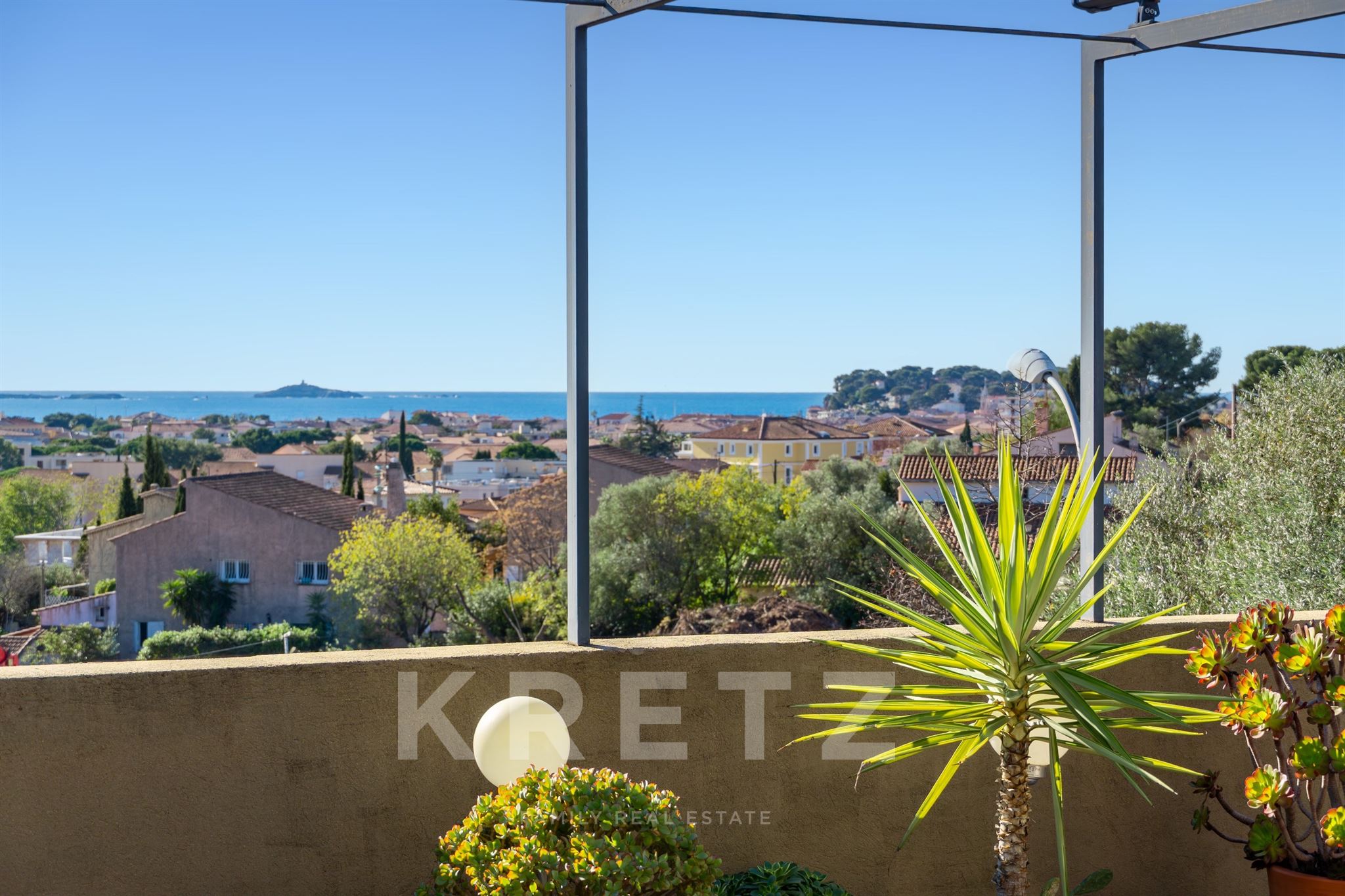 Sanary-sur-Mer – Sea View Architect-Designed Loft