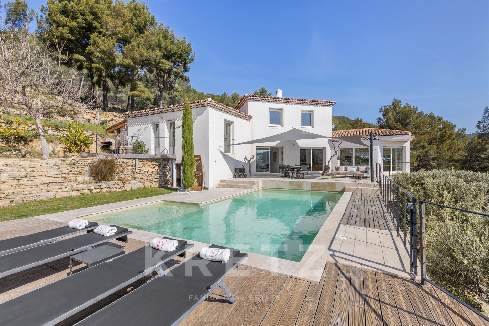 Casa contemporánea de 5 dormitorios con vistas al mar.