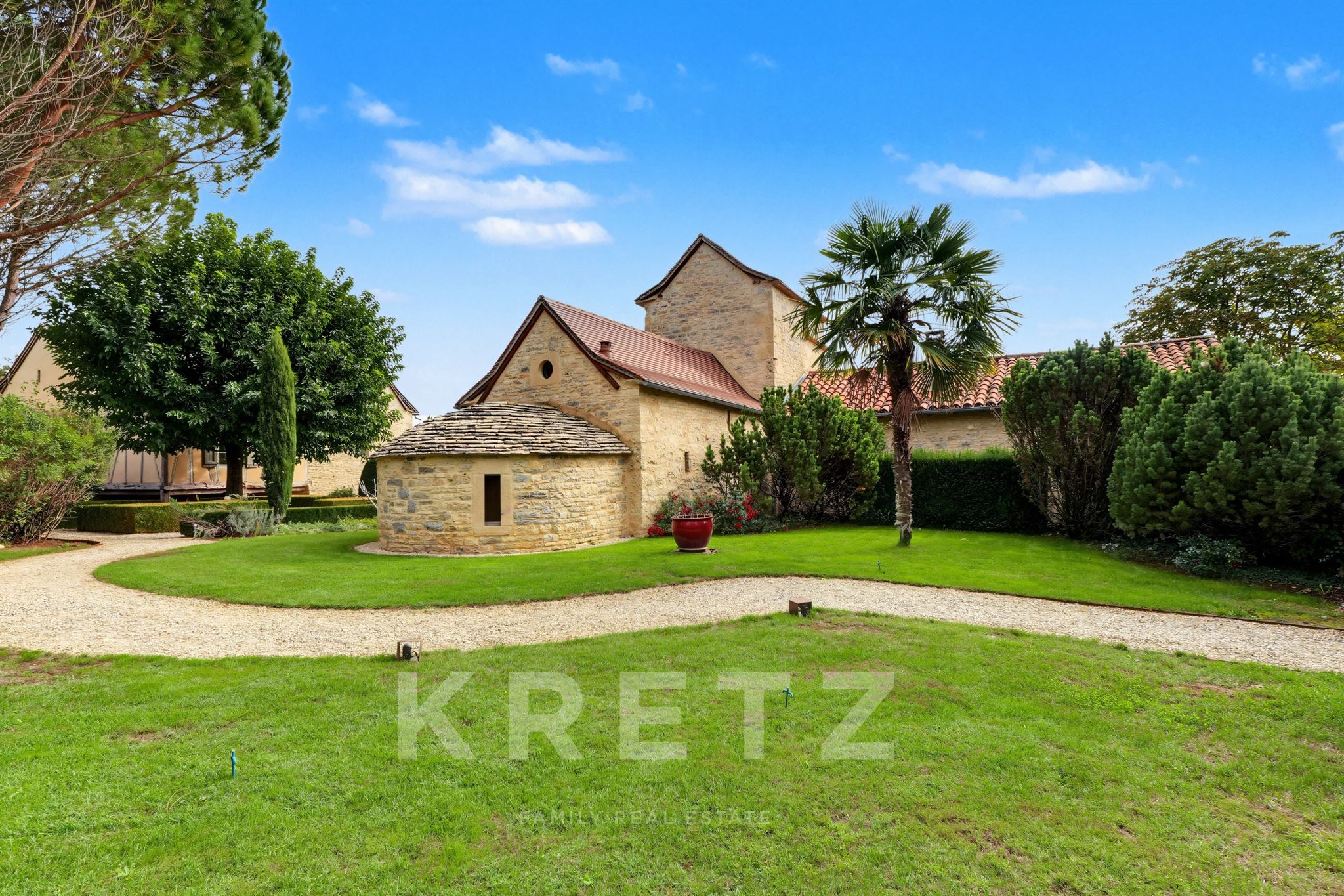 MAS QUERCYNOIS D’EXCEPTION – 480 M² – PARC DE 1,8 HECTARE – DEUX PISCINES