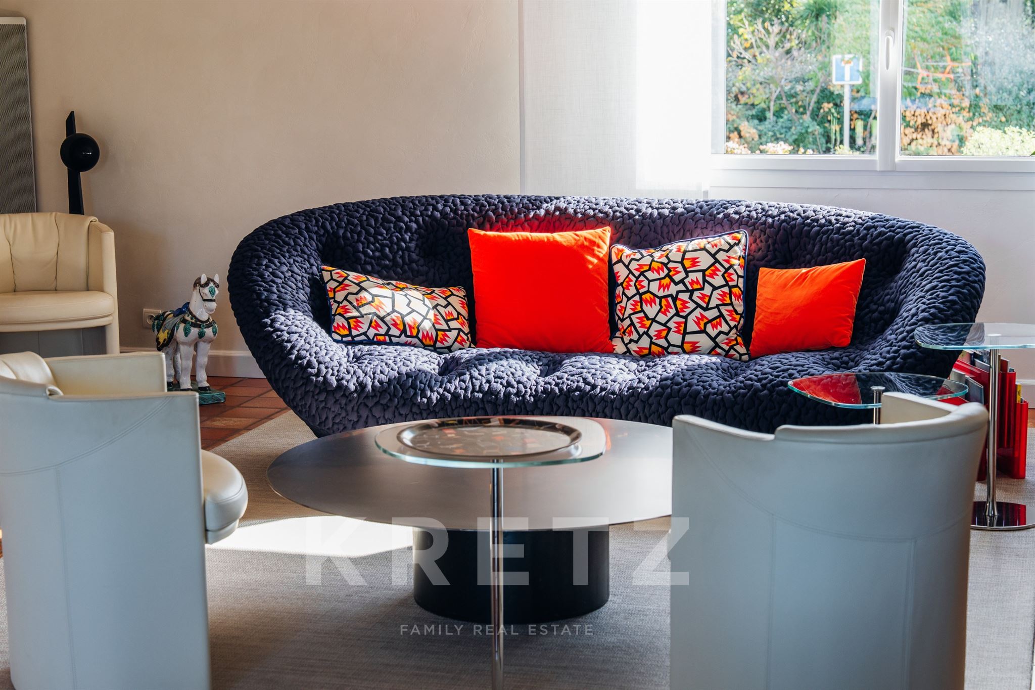 Une maison aux beaux volumes, un extérieur propice à la détente