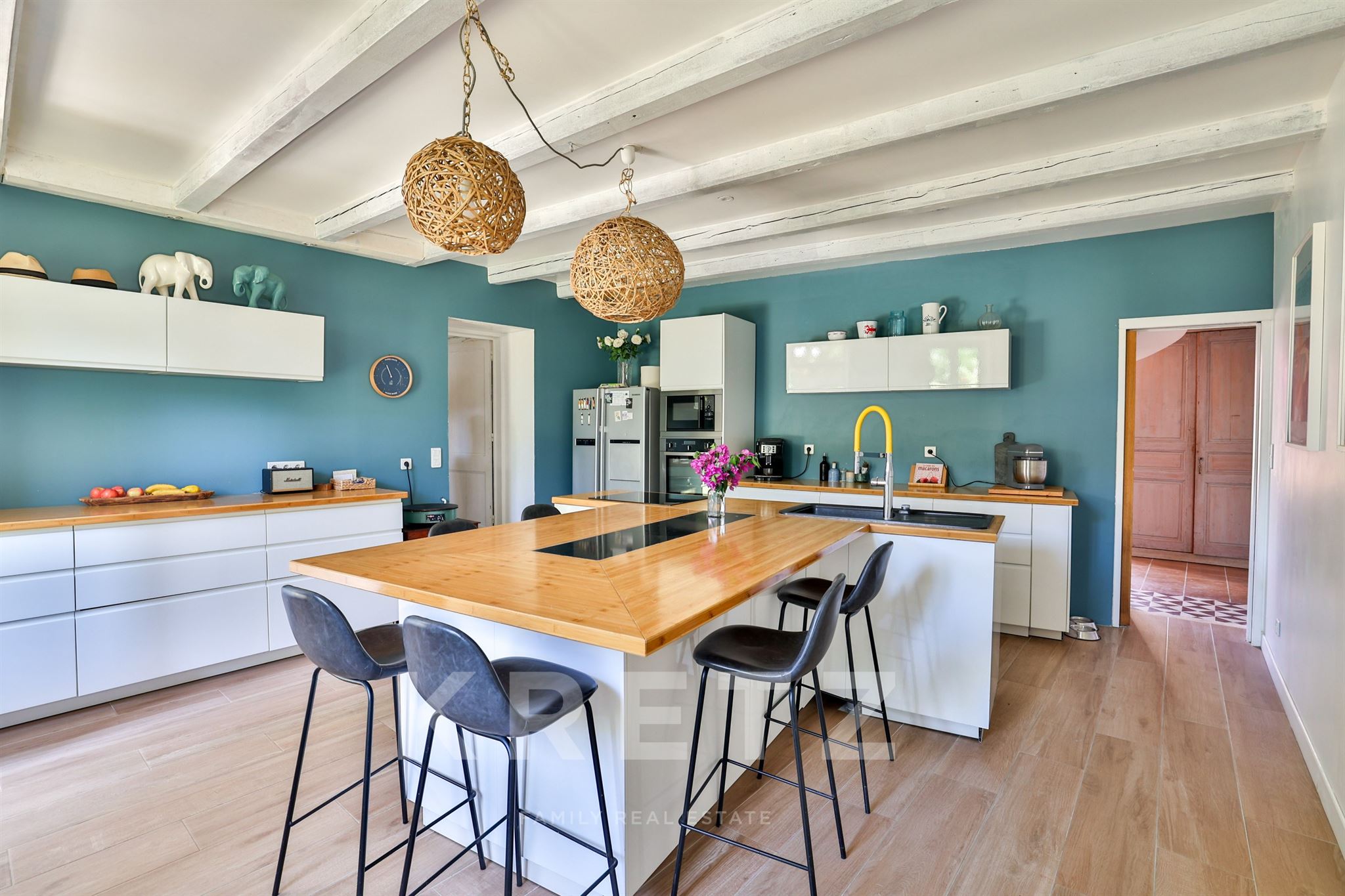 Elegant Seaside Mansion with Guest House – Île d’Oléron