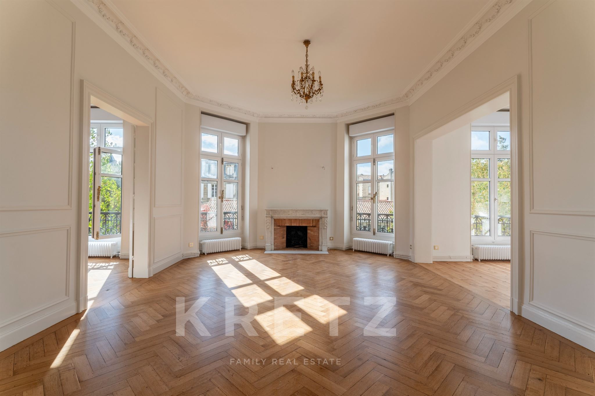 Bordeaux – Golden Triangle – Renovated 3-bedroom flat with parking spaces