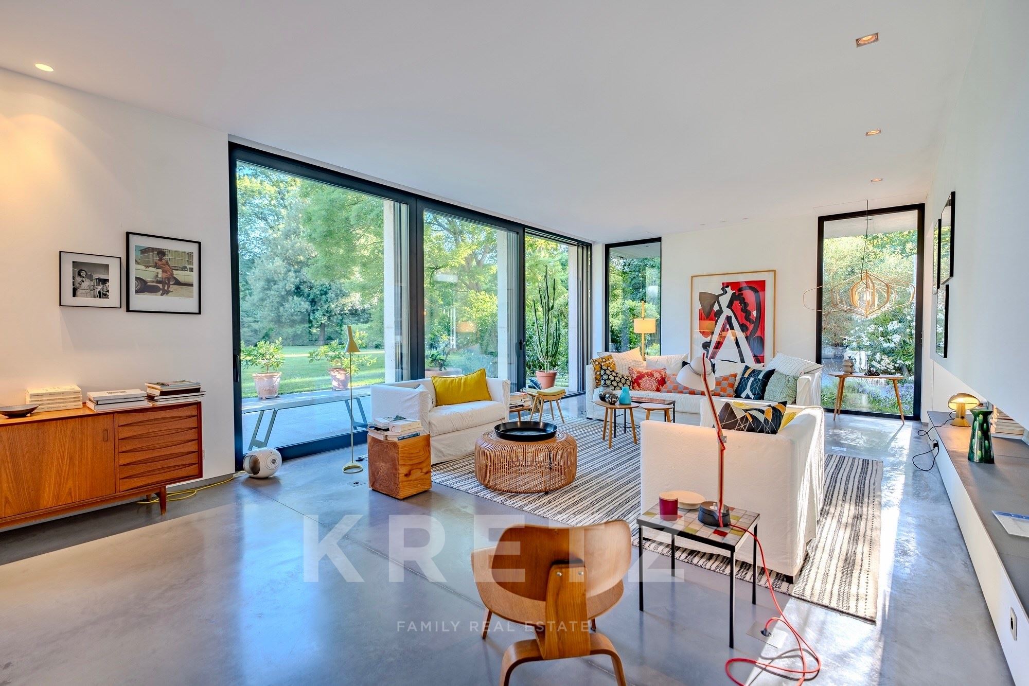 Contemporary villa in poured concrete