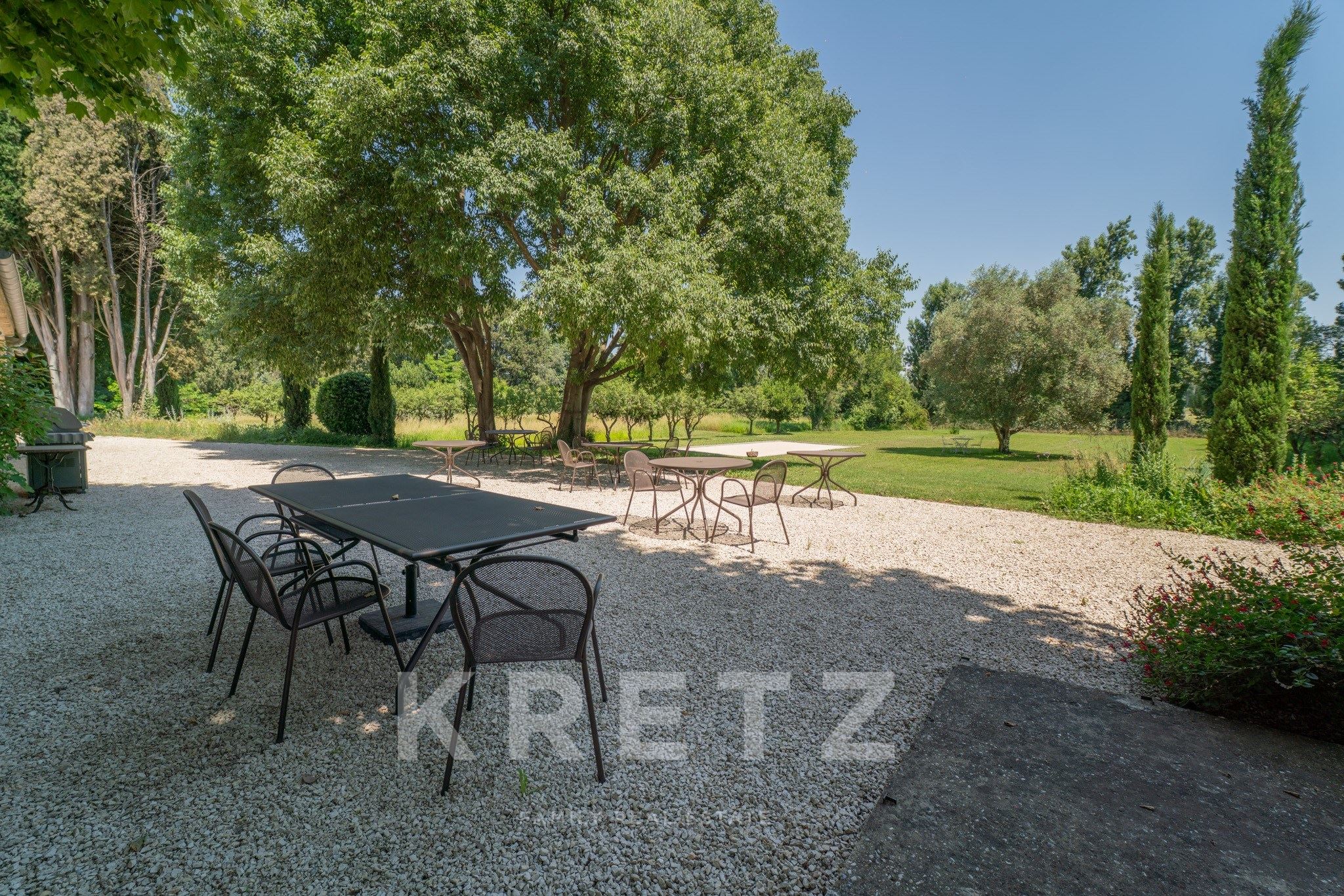 Exceptional provencal estate in Avignon – 585 sqm farmhouse with 8 suites, swimming pool and private