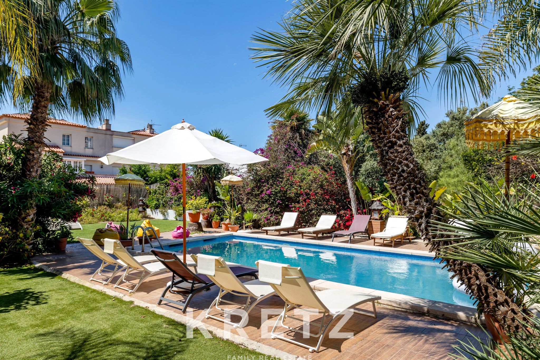 Charming house with lush garden in Levantina