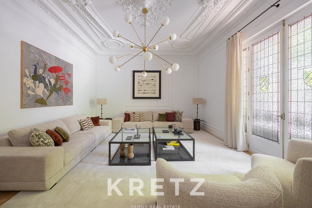 Spectacular renovated apartment with a 55 m² terrace