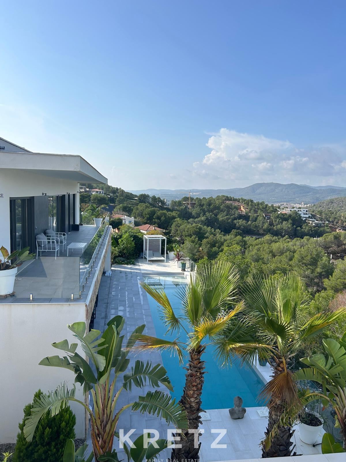 Villa contemporánea con vistas panorámicas – Elegancia a 5 minutos de Sitges