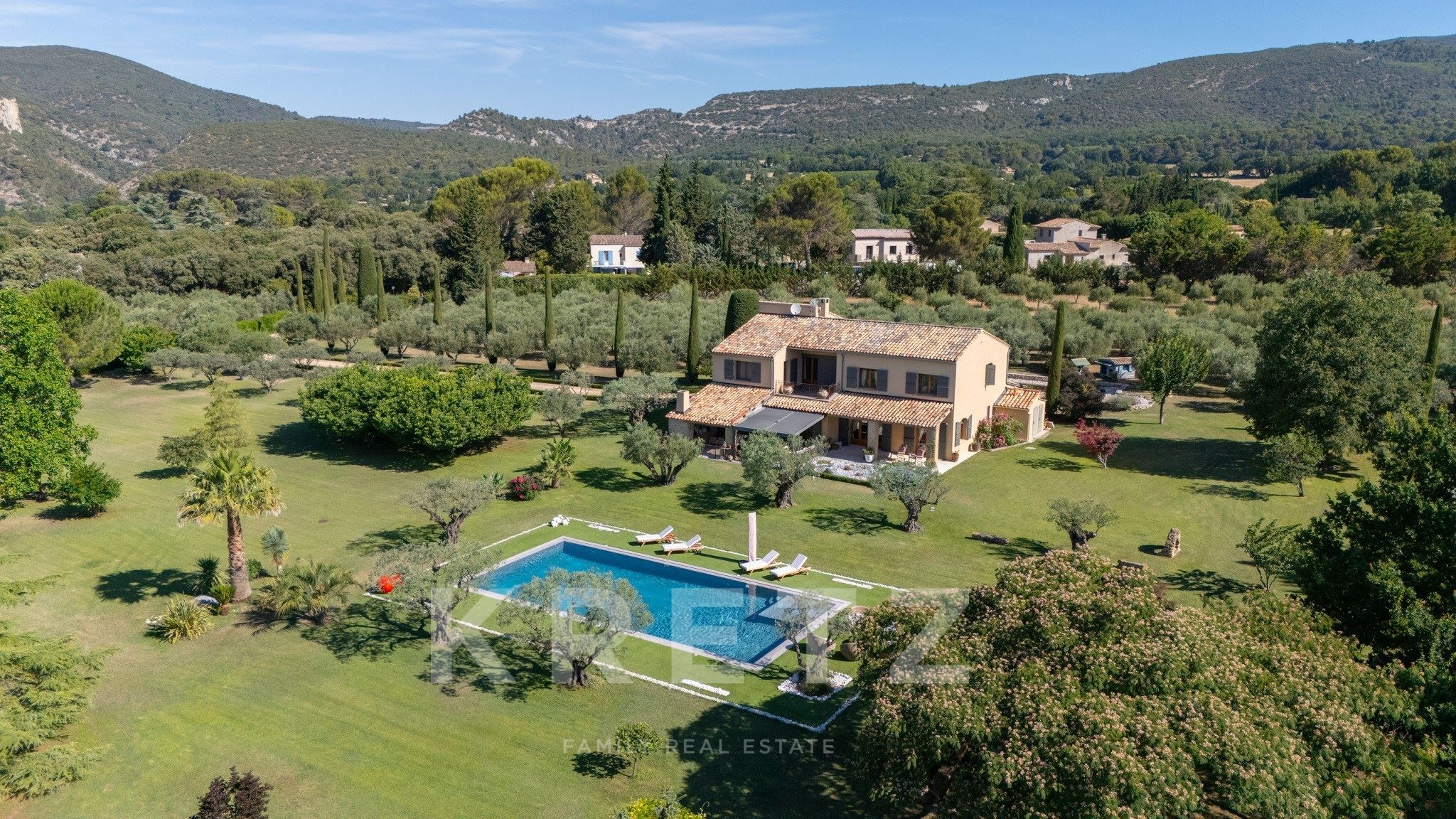 Maison provençale avec emplacement premium à pied de Lourmarin au cœur d’un parc aménagé de 1.7 hect
