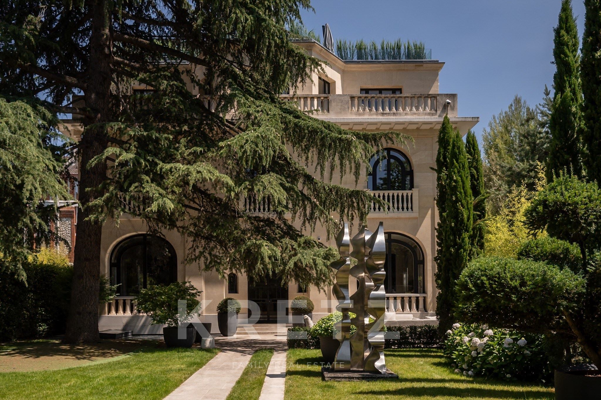 Hôtel particulier Art Deco d'environ 750m2 entièrement rénové avec jardin de 800m2