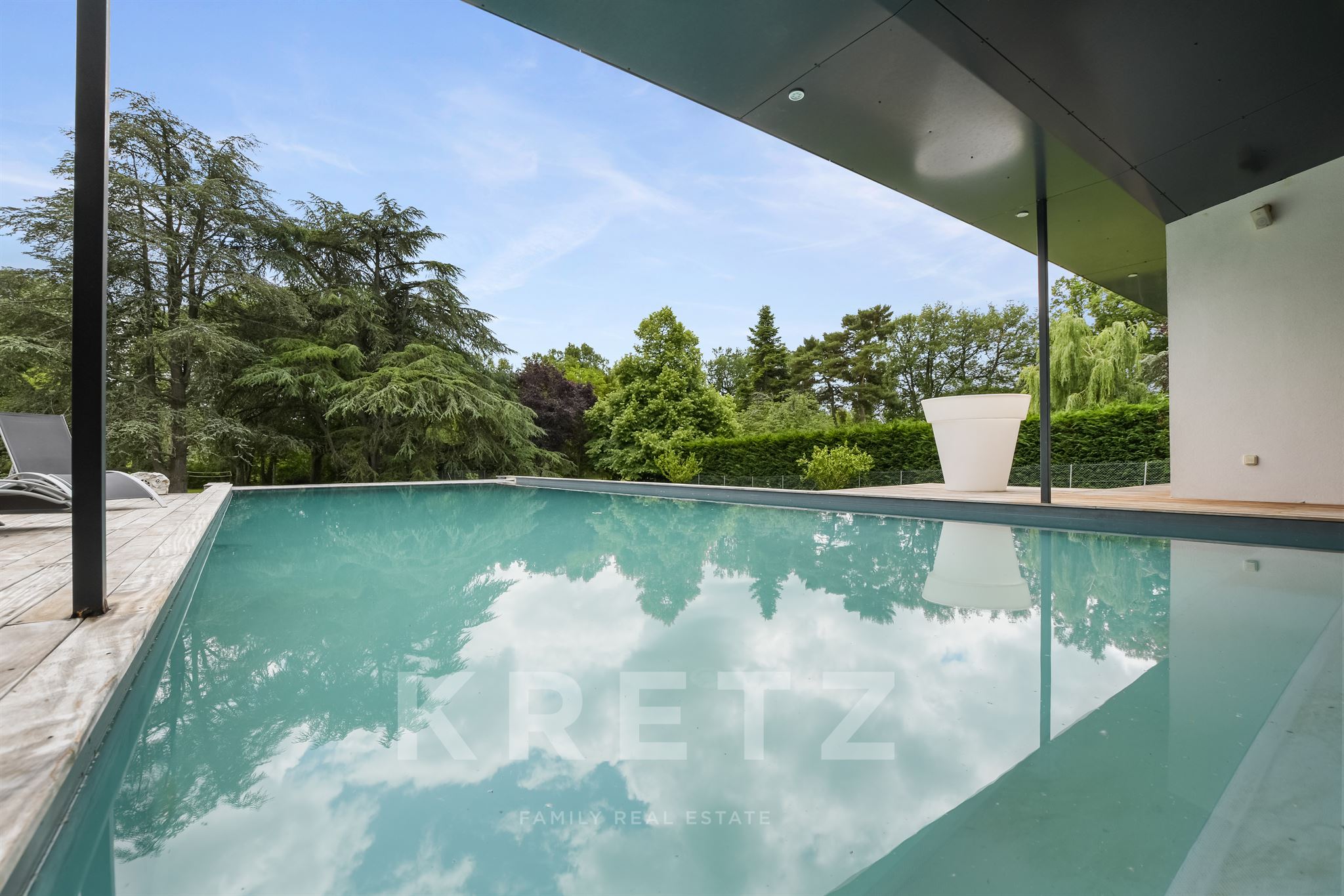Off Market ! Architect-designed villa on the banks of the Garonne near Toulouse