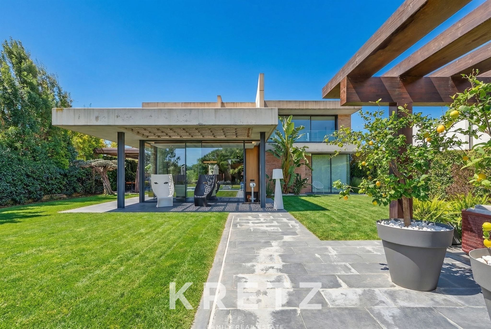 Spectacular designer villa on the golf course front line