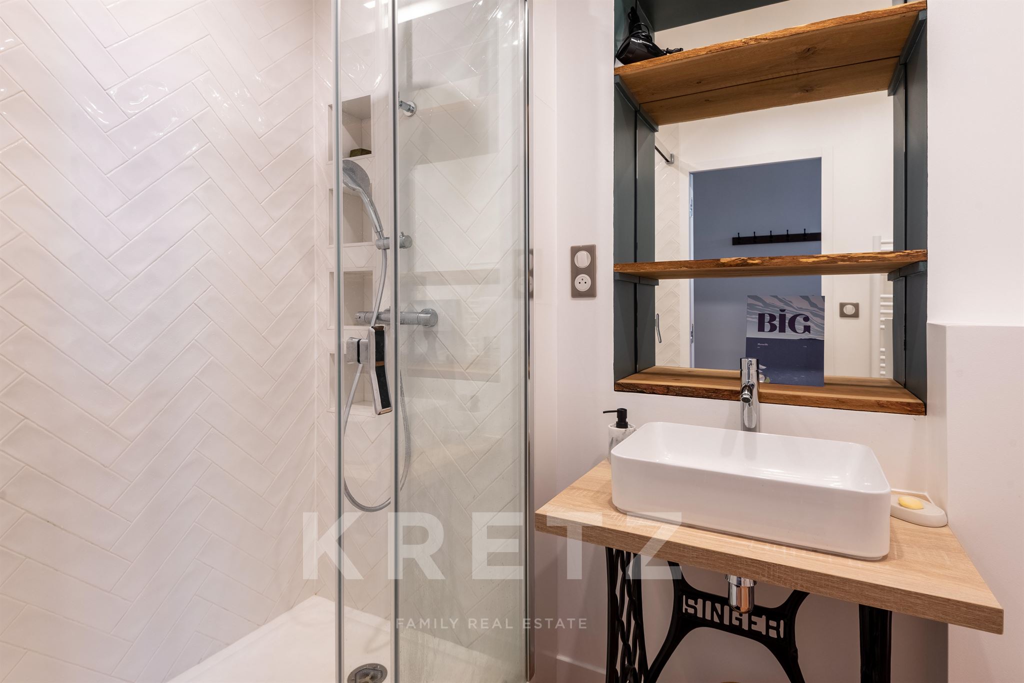 Completely renovated apartment with unobstructed view of the Old Port.