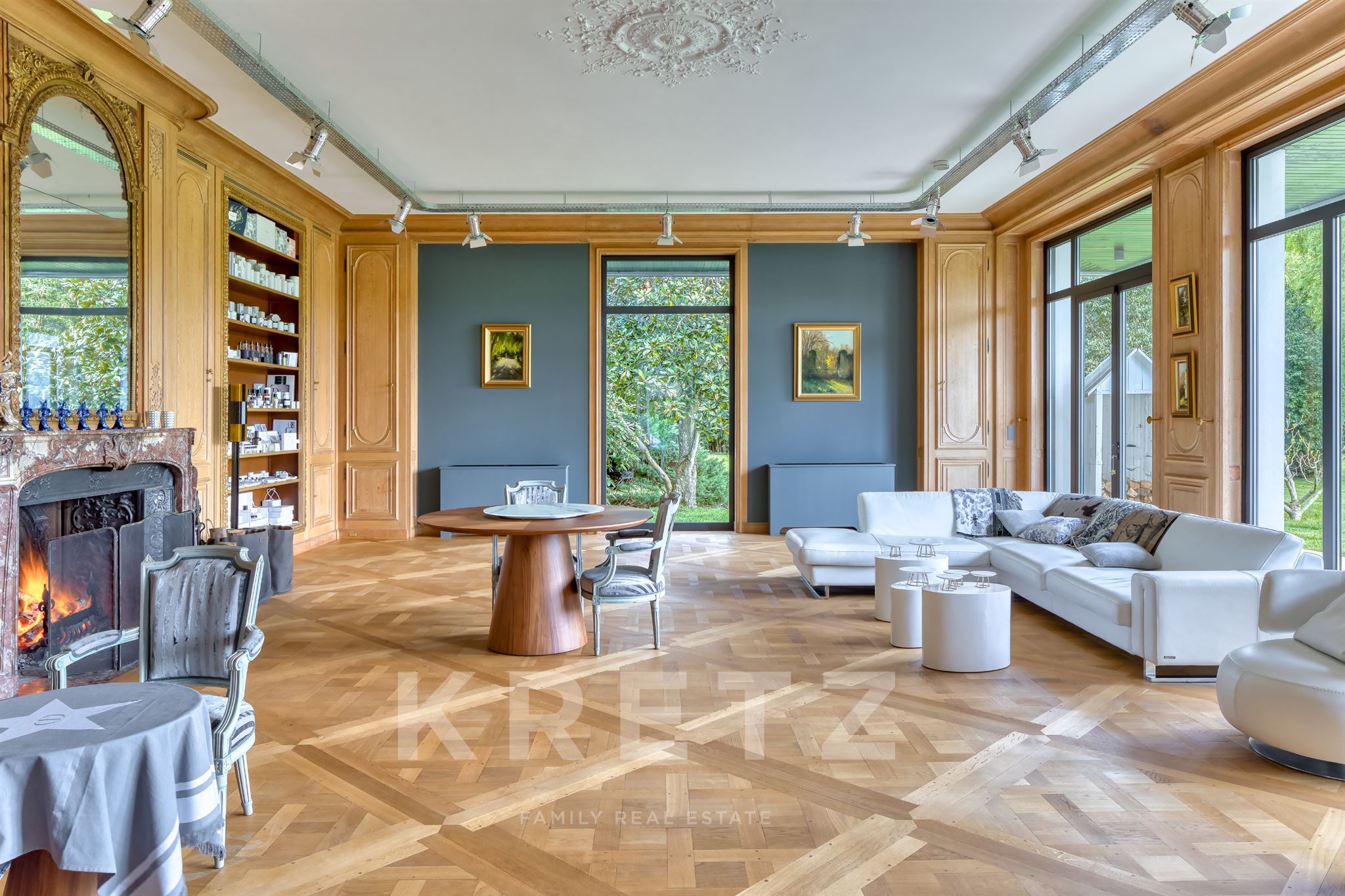 Architect-designed house built on a 13-hectare Domaine