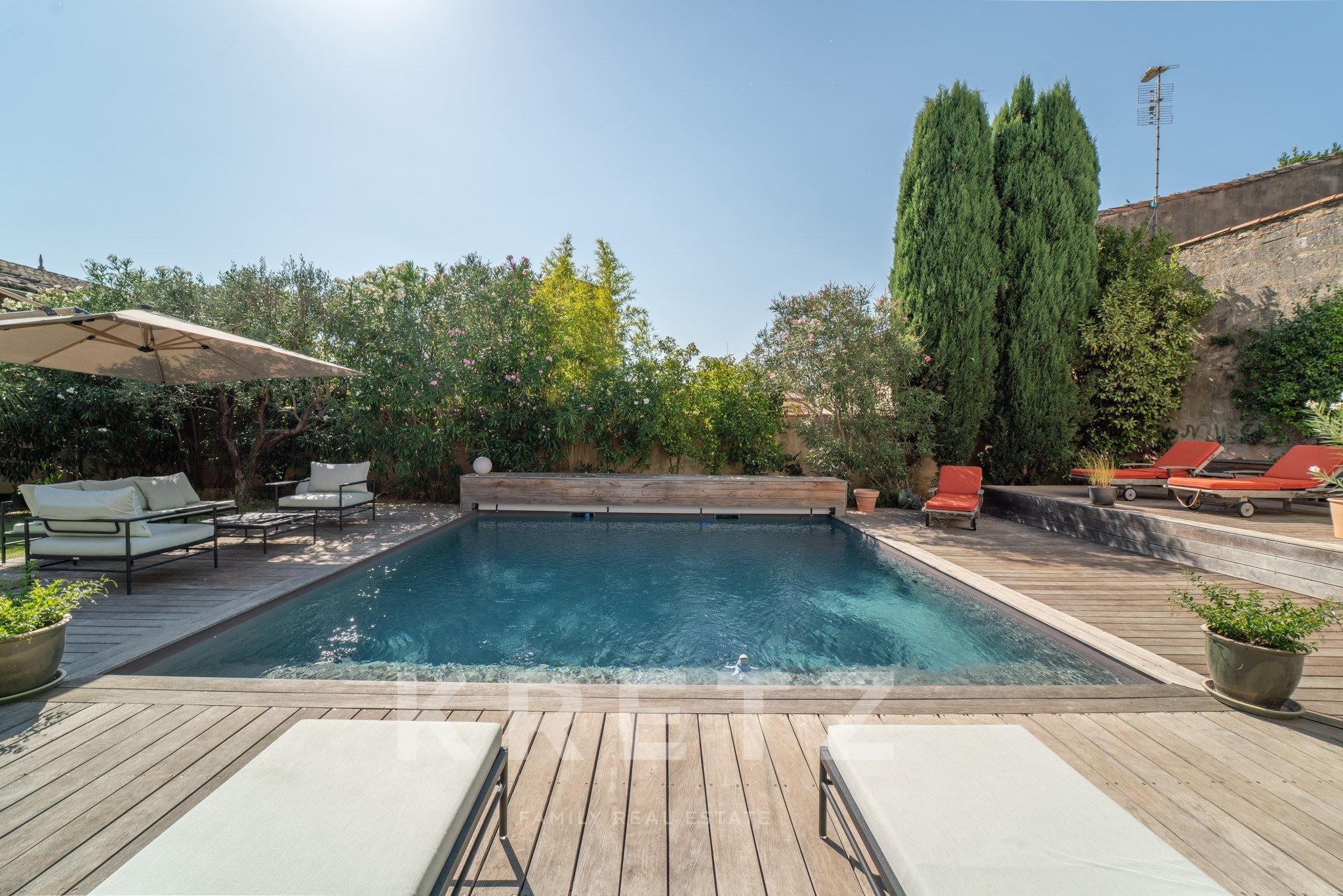 Exceptionnelle Maison de Maître avec jardin, piscine, garage et dépendances en coeur de village