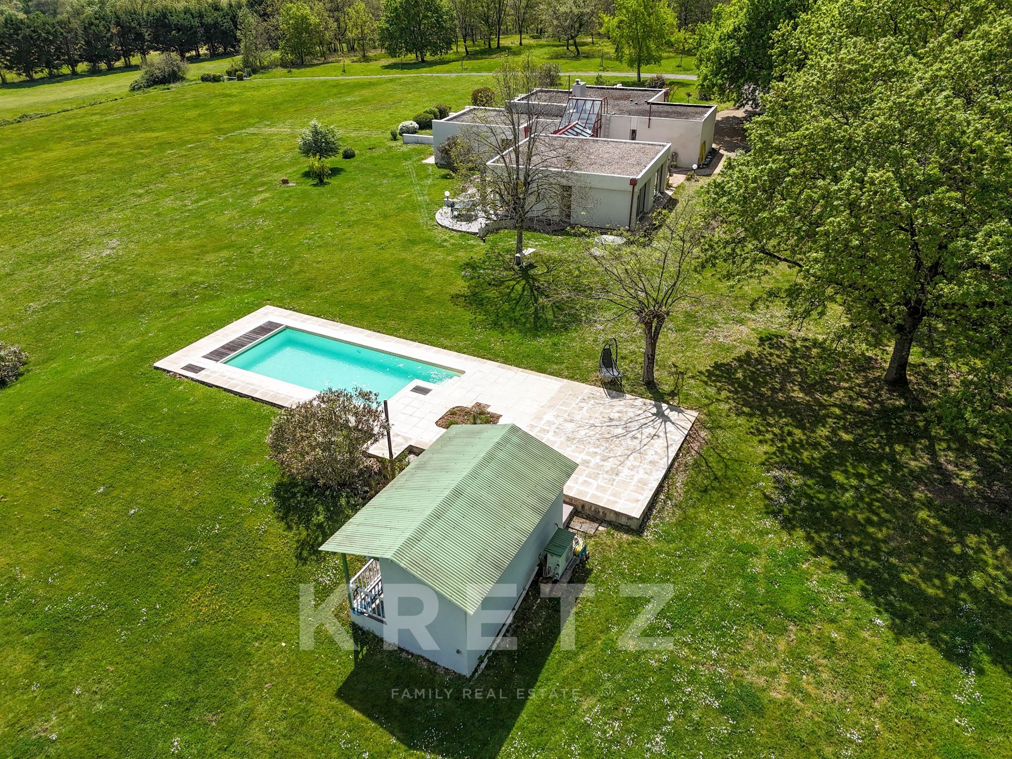 Élégante maison d’architecte sur 6 hectares avec vue golf – cadre exceptionnel