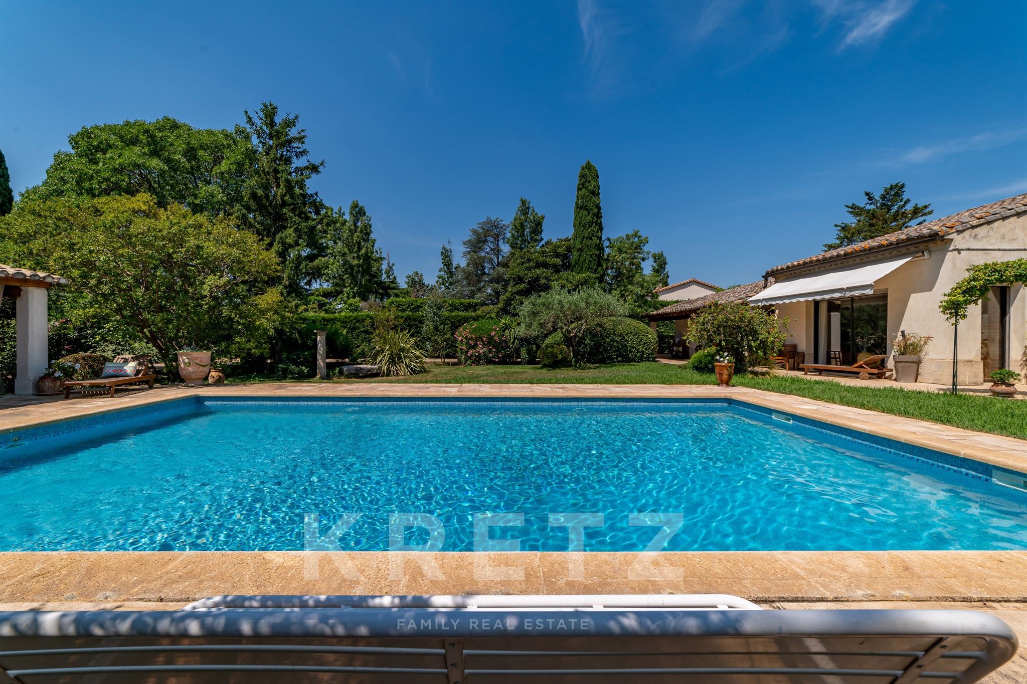 An Architect’s Retreat Nestled in a Lush Park Between Saint-Martin-de-Crau and Maussane-les-Alpilles