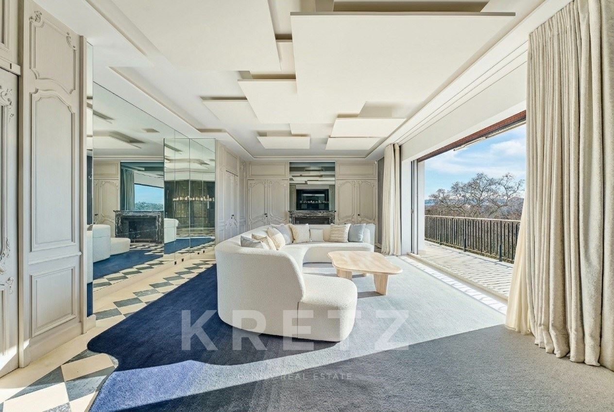 Top floor apartment with 200m² rooftop terrace and view of the Eiffel Tower