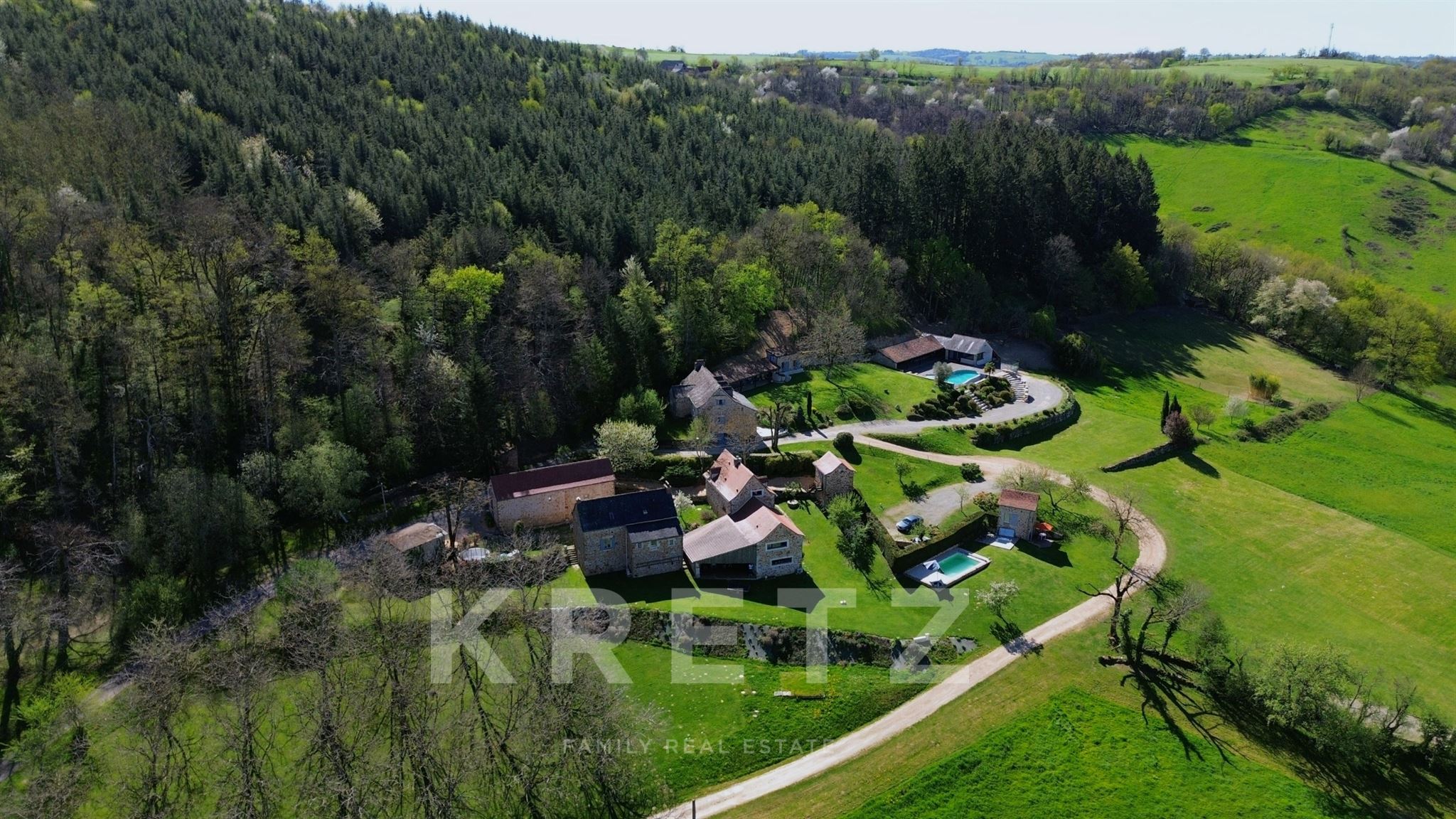 Hamlet and its 8 houses in the heart of Aveyron.