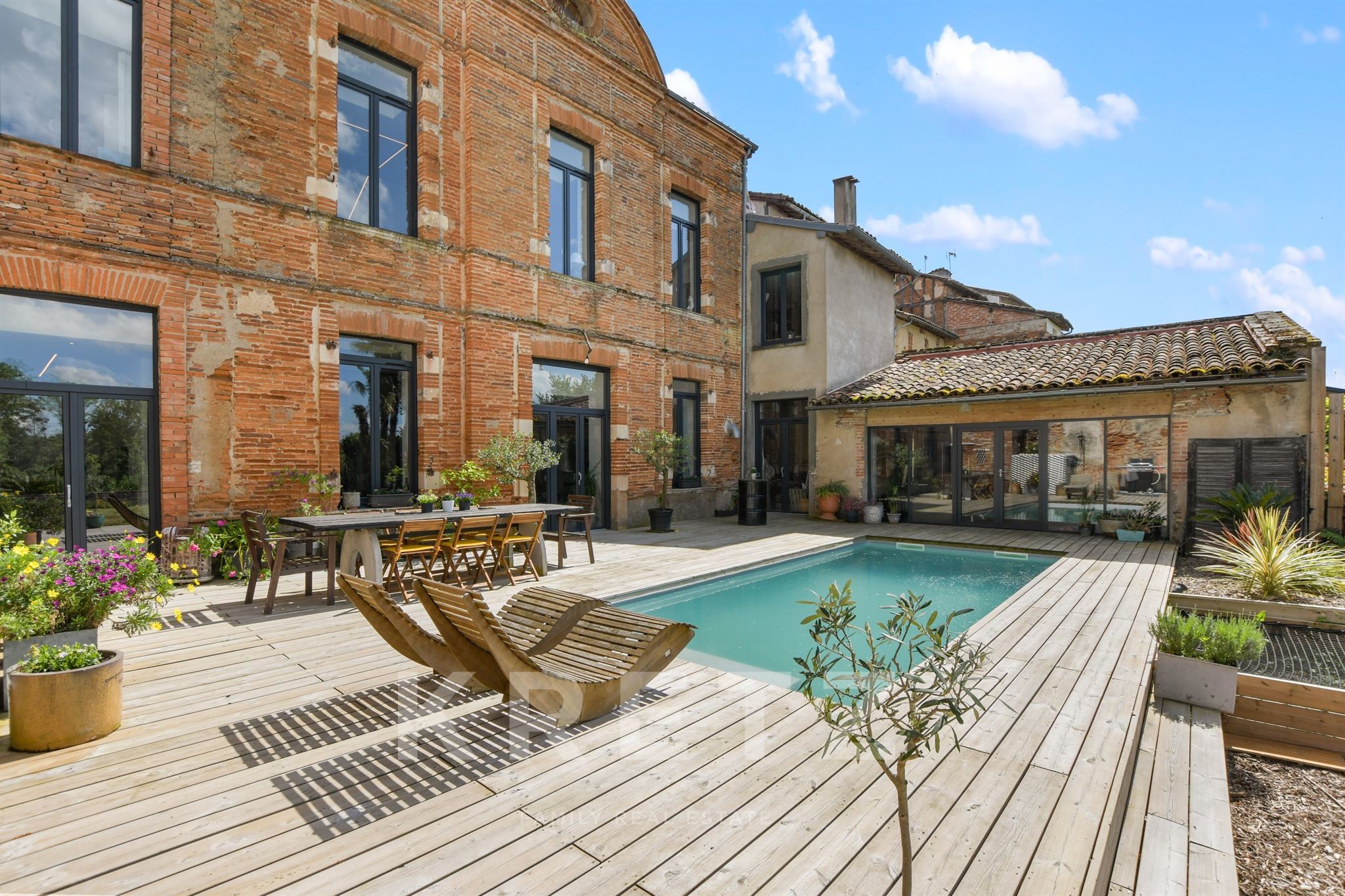 Maison bourgeoise 310m2 rénovée avec jardin, piscine et garage