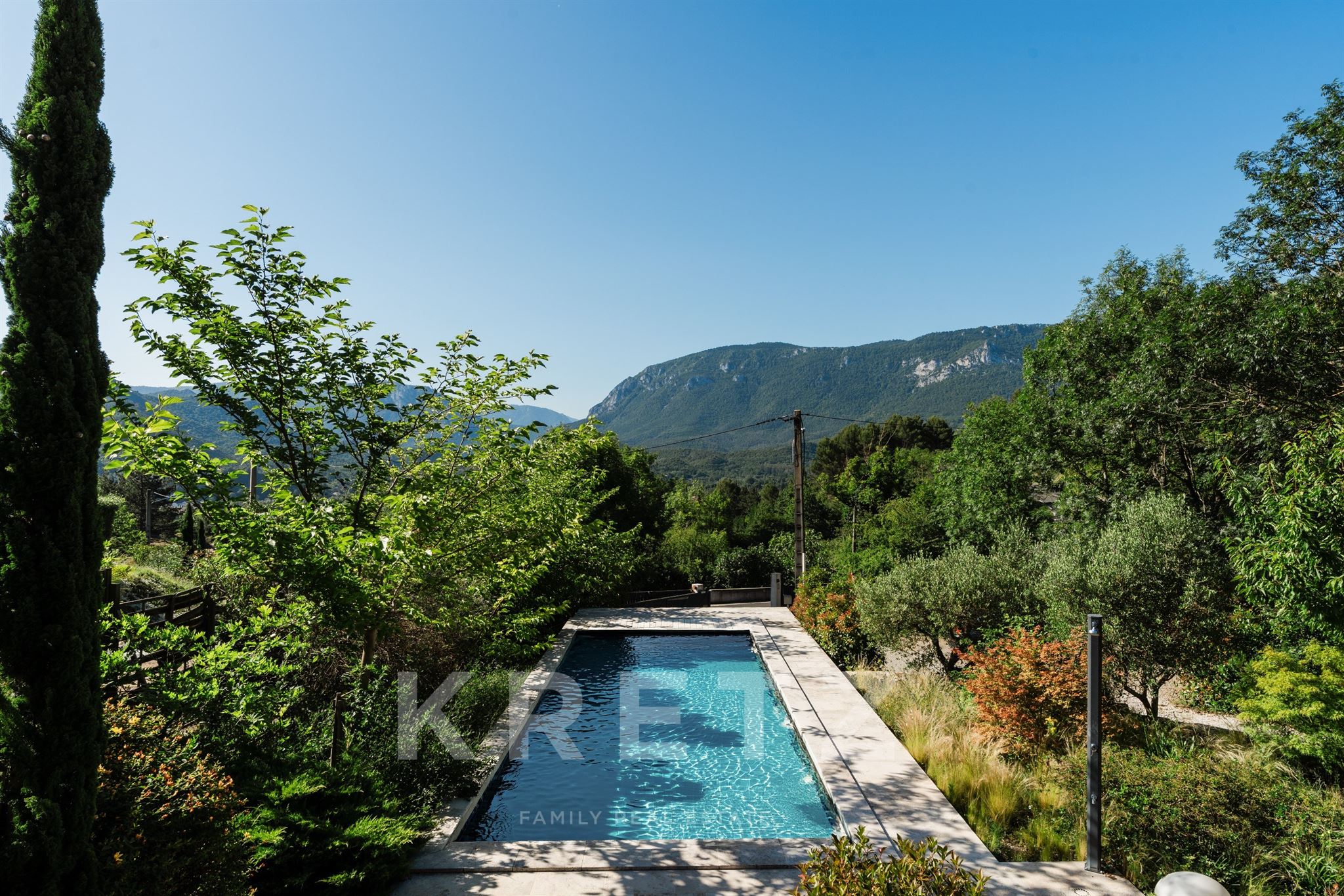 Una villa abierta al horizonte de los Pirineos, pensada tanto para vivir como para generar ingresos 
