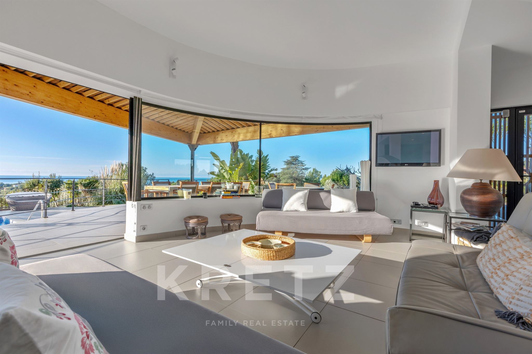 Architect-designed villa, 7 suites, sea view