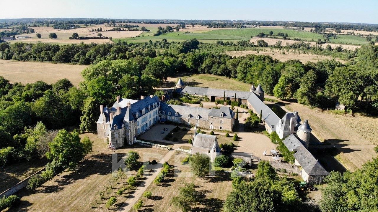 Magnificent Listed Château (15th–17th centuries) near Angers - 71ha