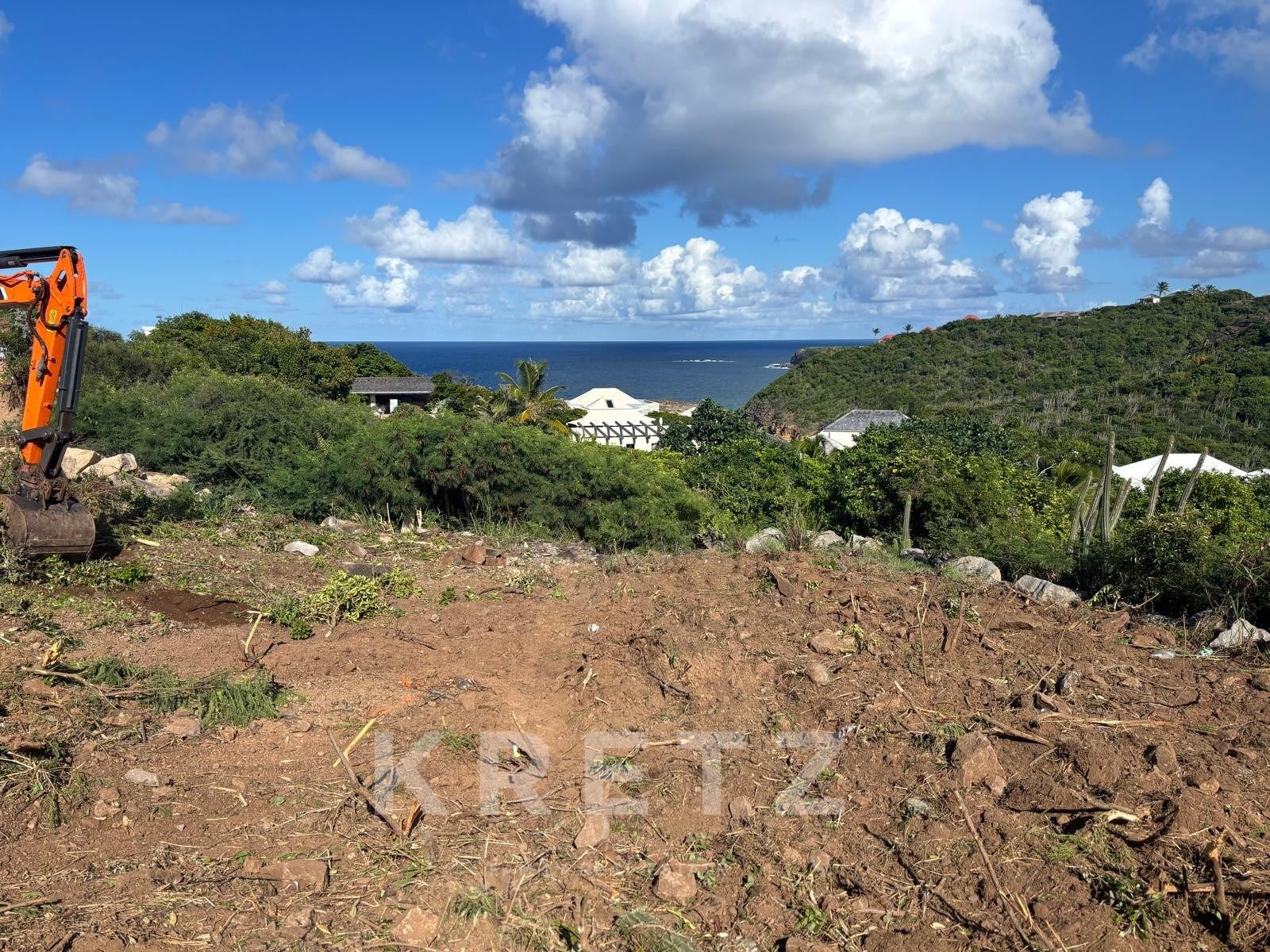 Plot with building permit overlooking Pointe Milou and the ocean