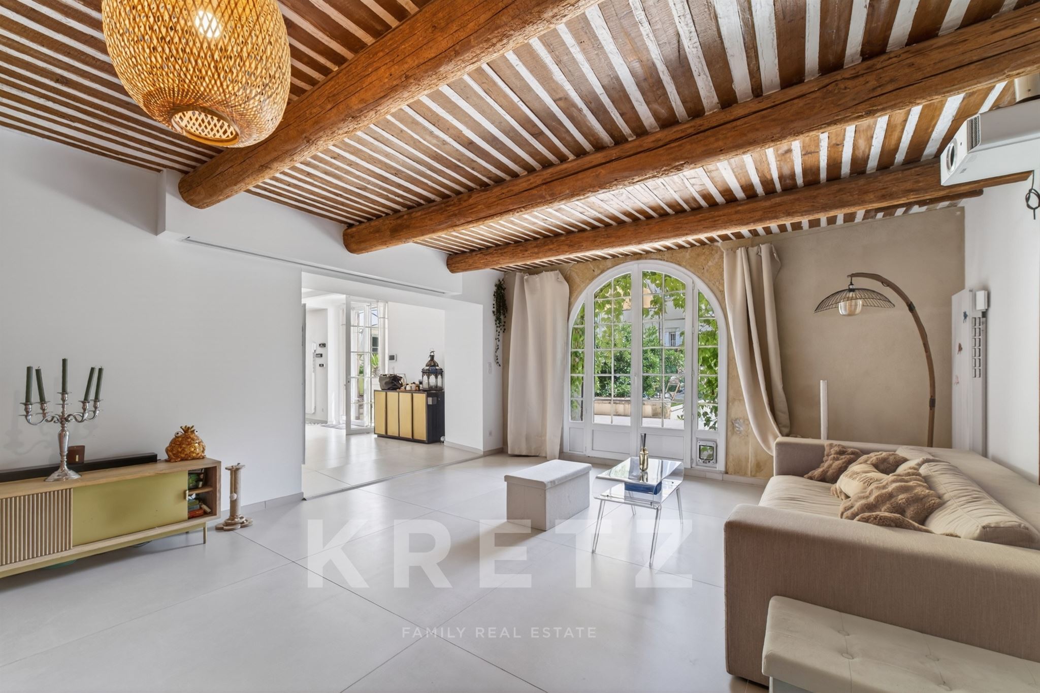 Salon-de-Provence – Renovated Family Property with Two Independent Homes and Swimming Pool