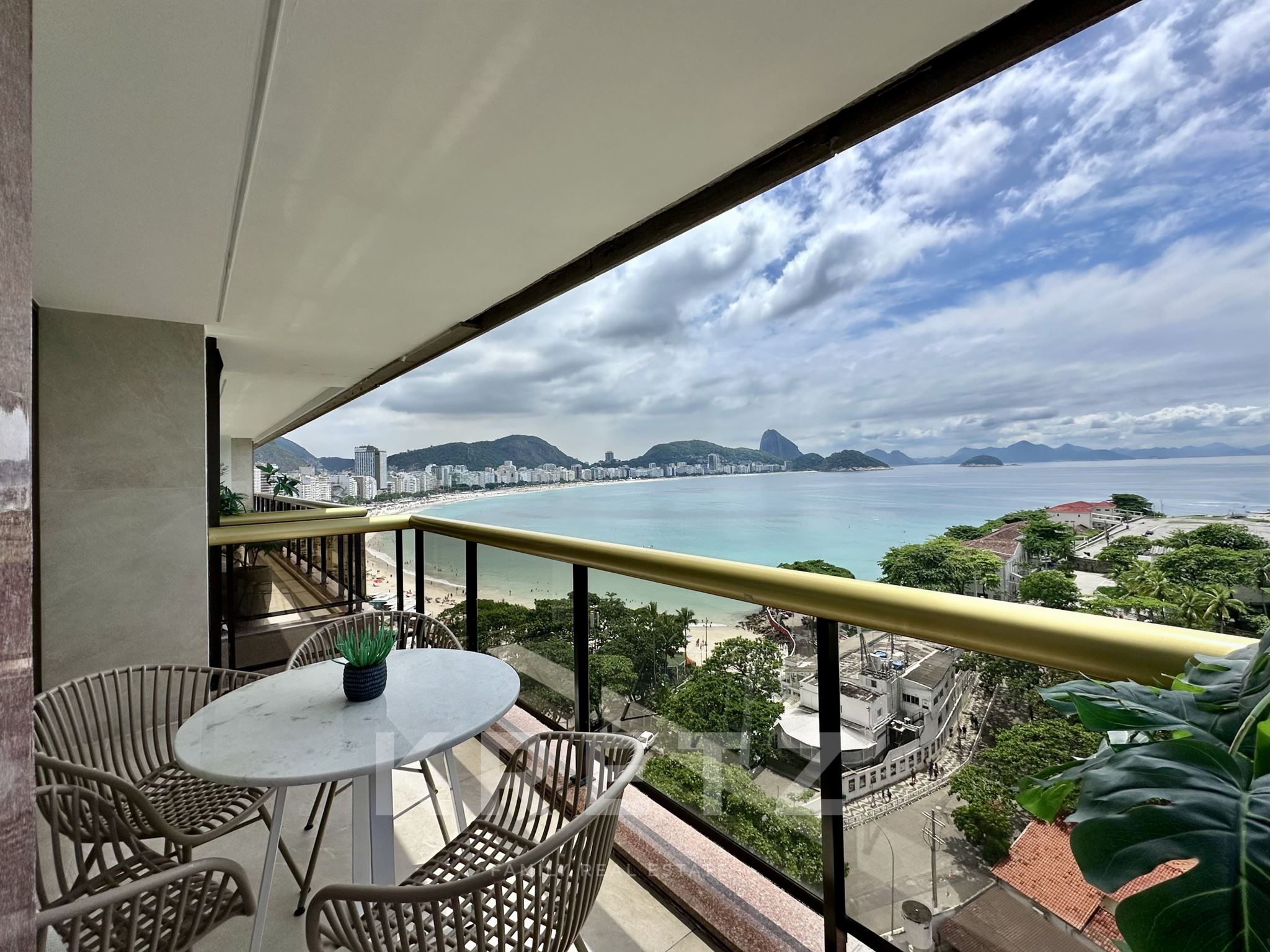 Renovated flat with terrace and view in Arpoador.