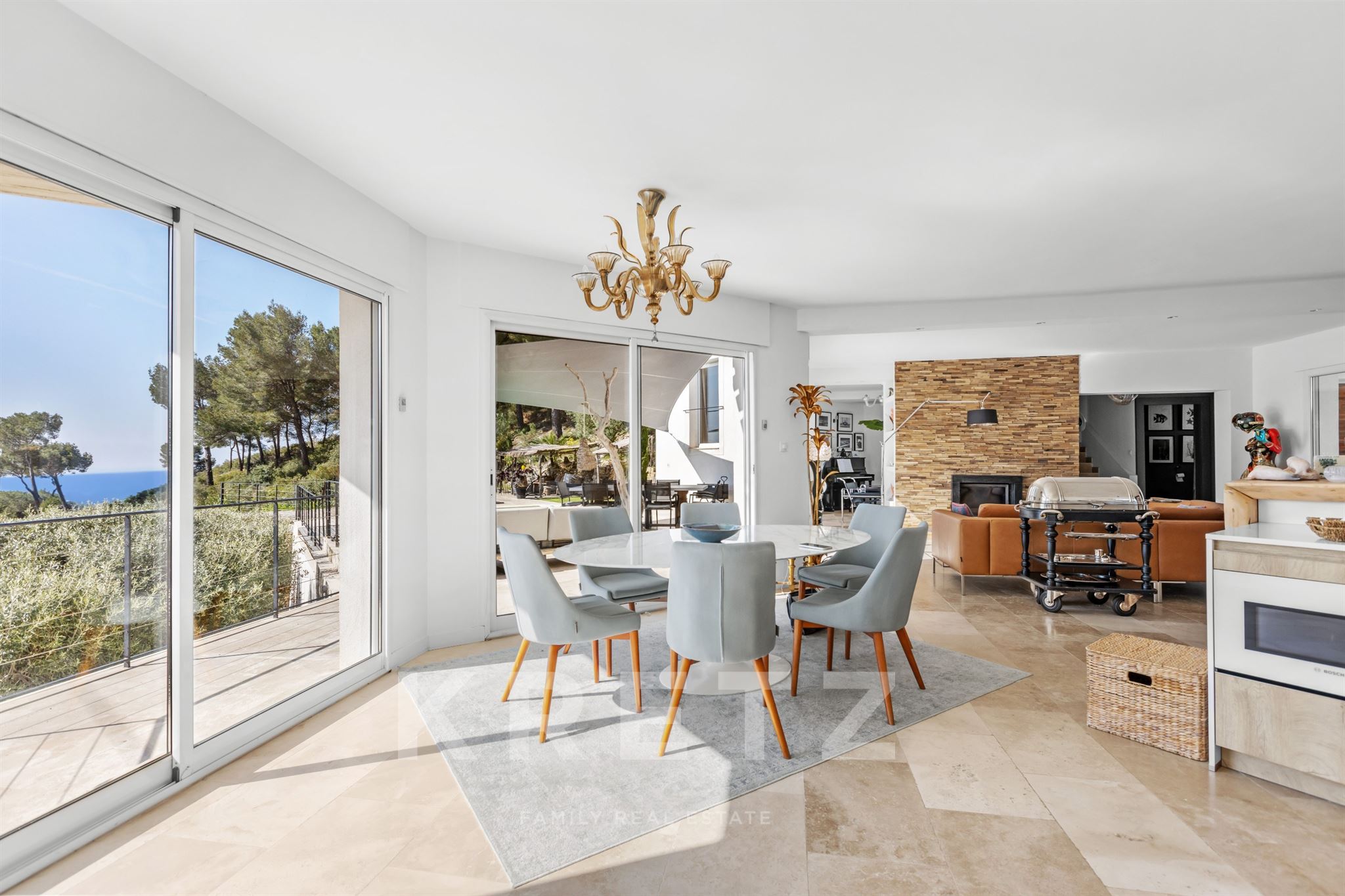 Casa contemporánea de 5 dormitorios con vistas al mar.
